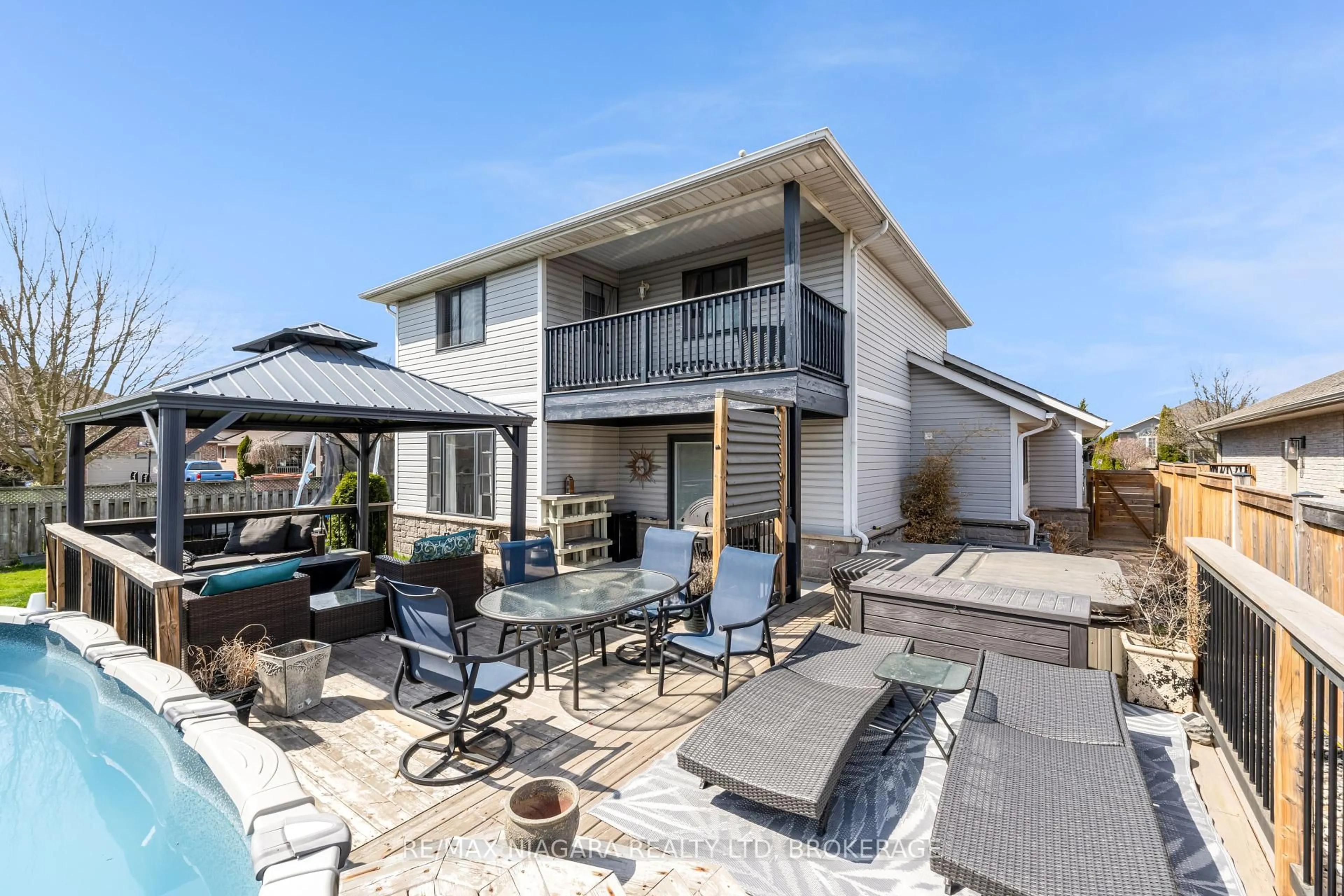 Patio, street for 5 Wellandvale Dr, Welland Ontario L3C 7G7