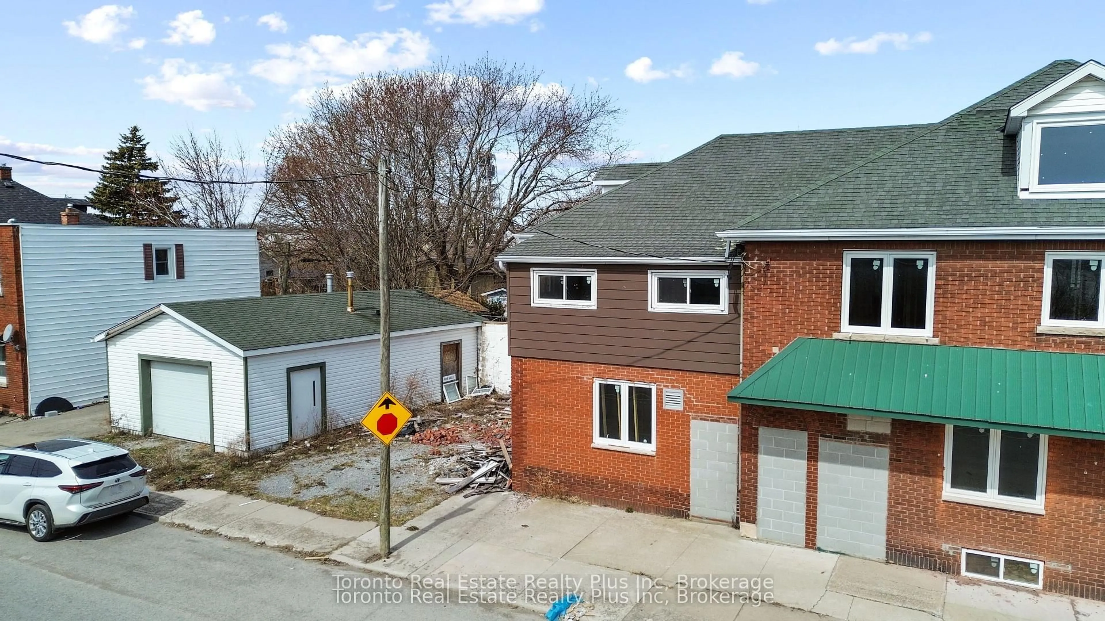 A pic from outside/outdoor area/front of a property/back of a property/a pic from drone, street for 180 Fares St, Port Colborne Ontario L3K 1W4