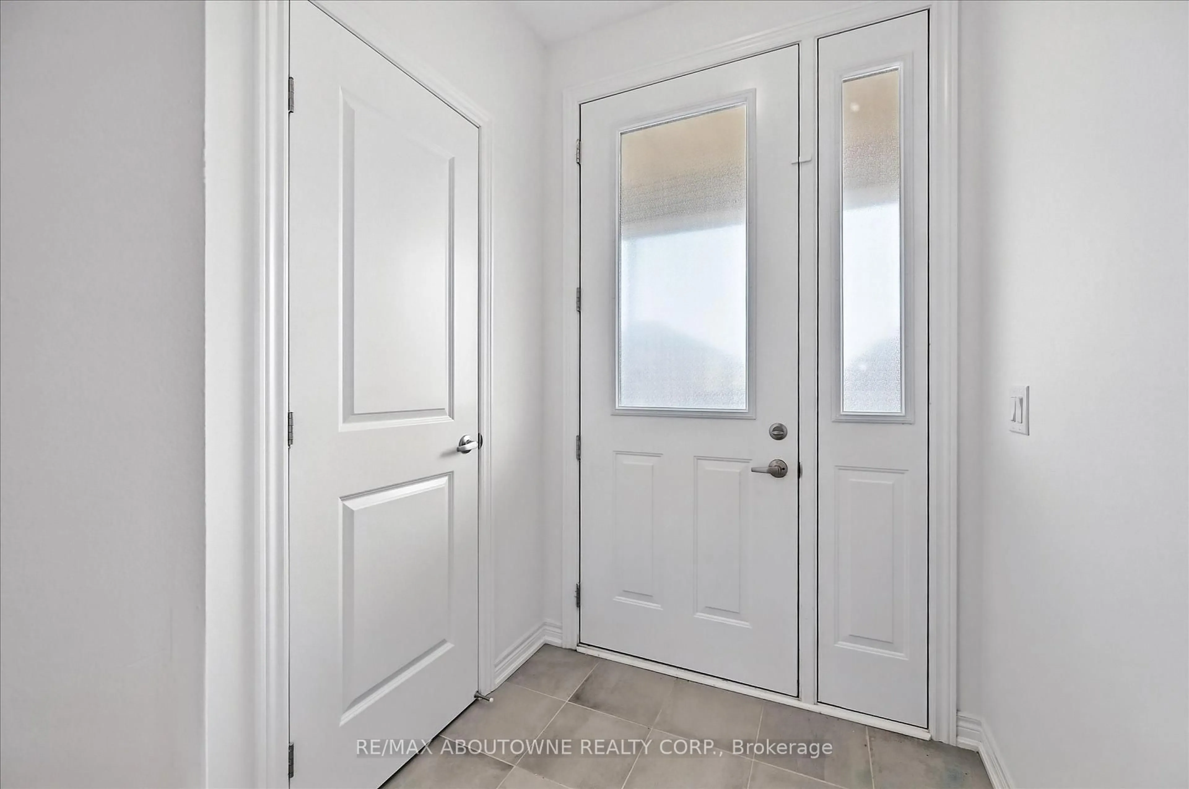 Indoor entryway for 353 Raymond Rd, Hamilton Ontario L9K 0J8