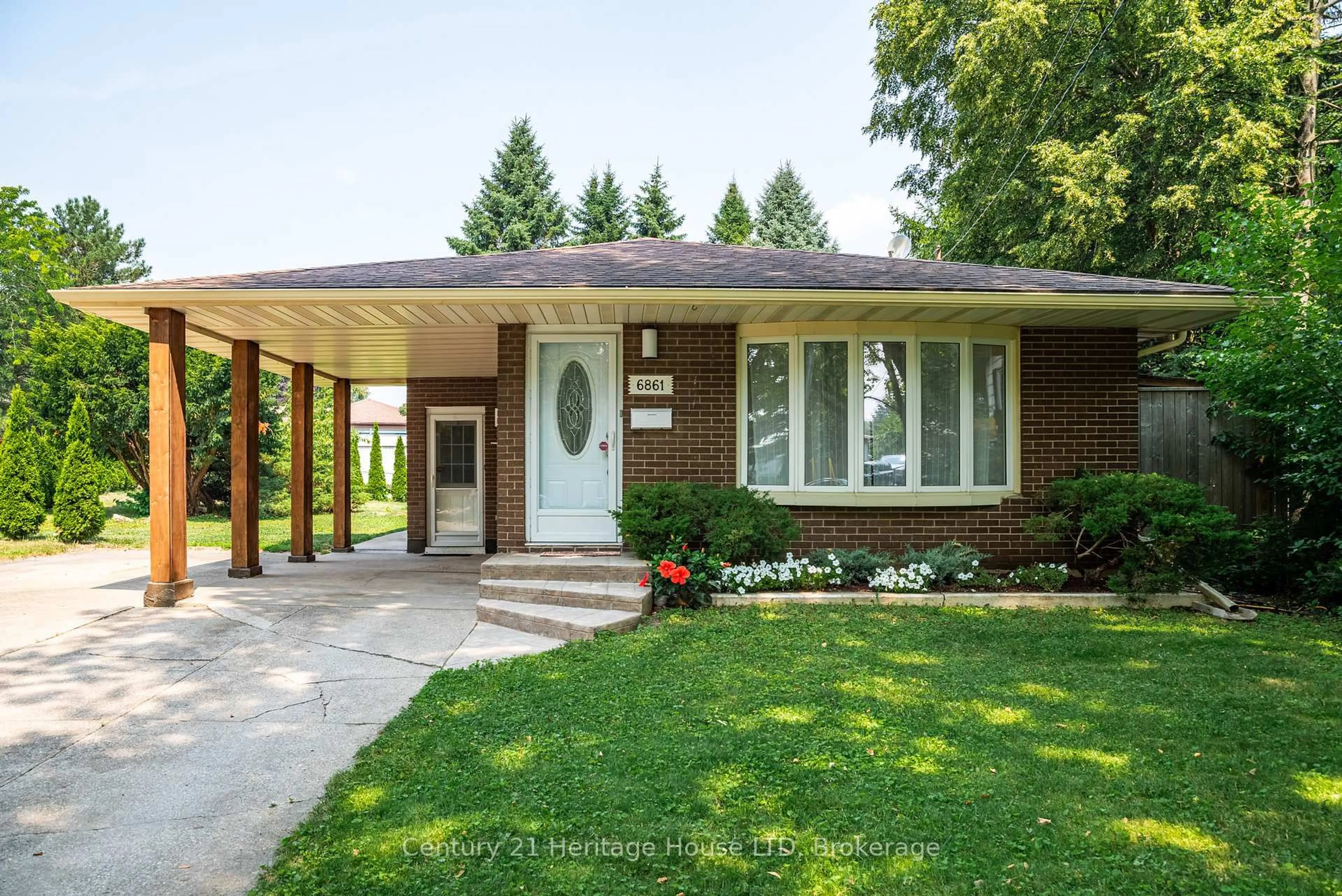 Home with brick exterior material, street for 6861 Fairlawn Cres, Niagara Falls Ontario L2G 5B1