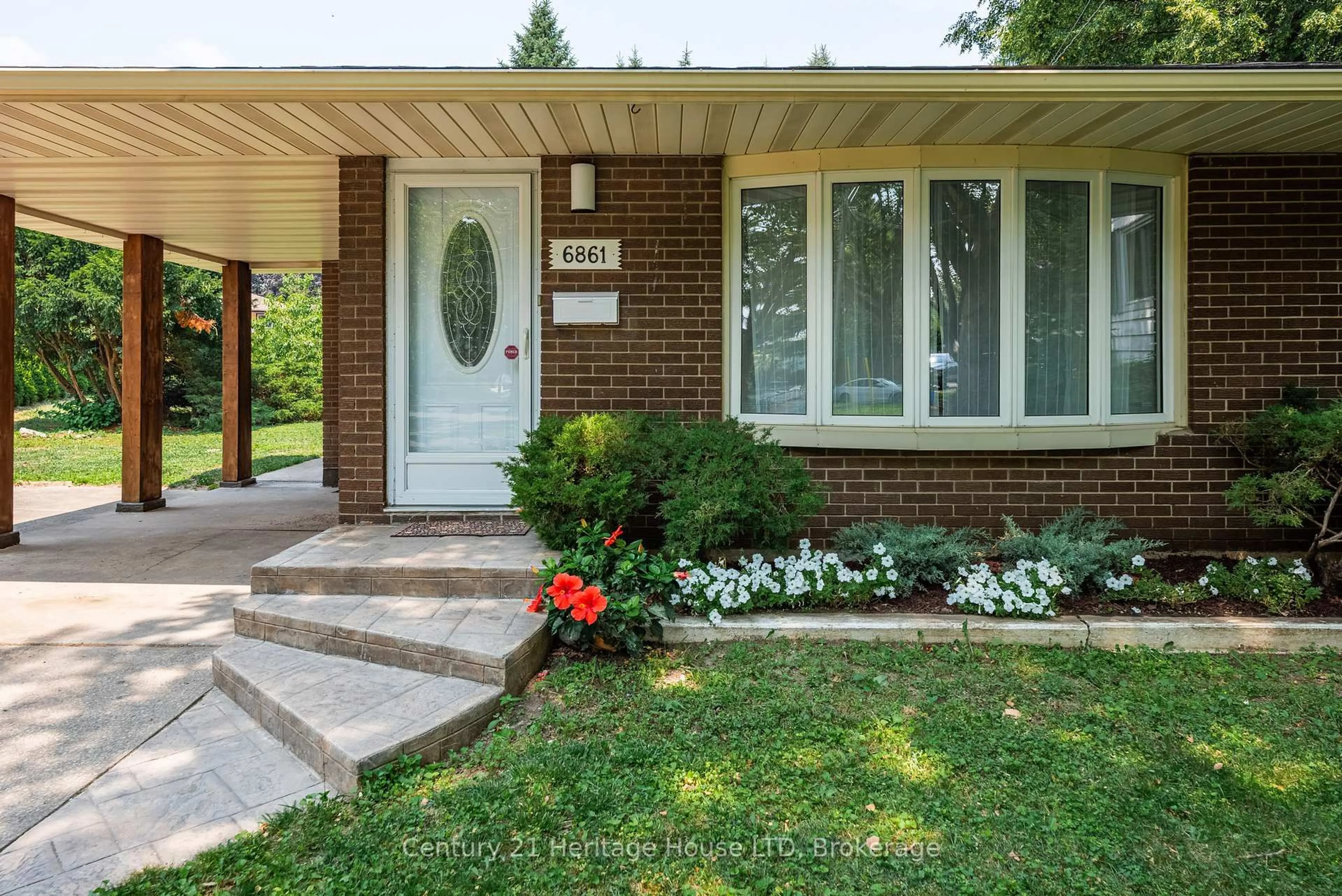 Home with brick exterior material, street for 6861 Fairlawn Cres, Niagara Falls Ontario L2G 5B1