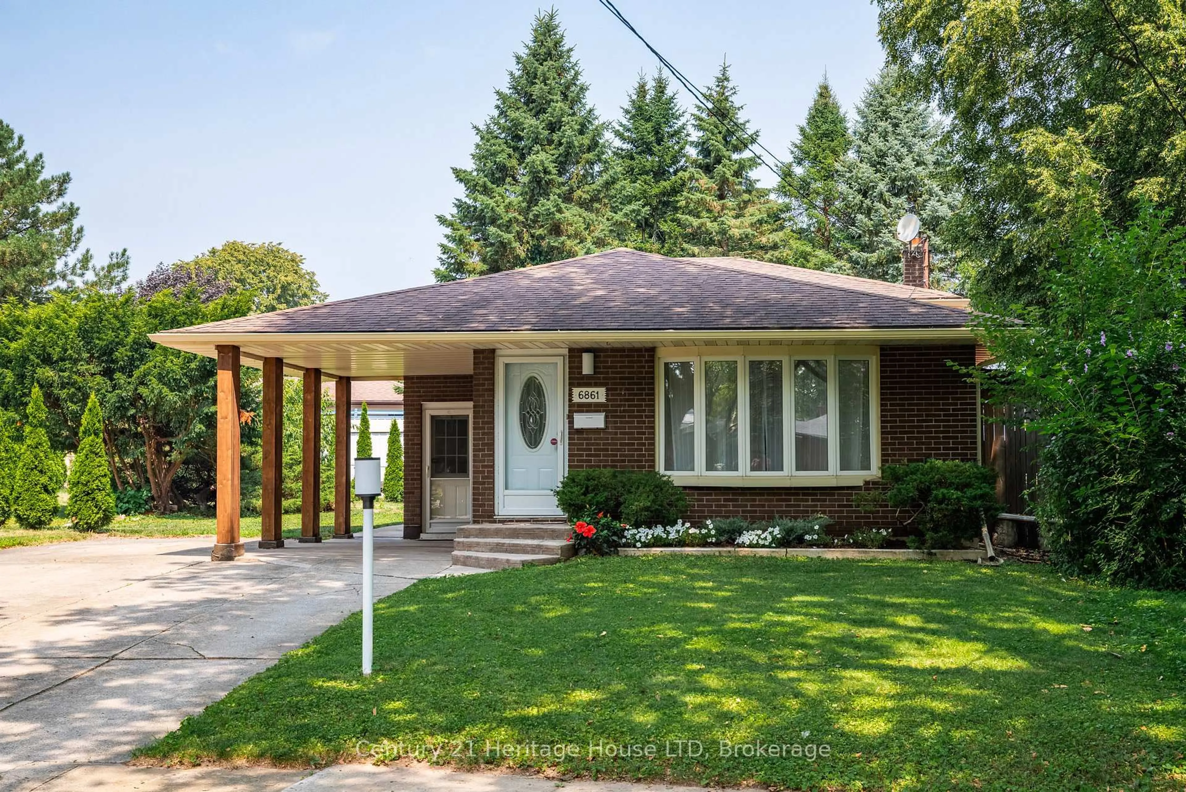 Home with brick exterior material, street for 6861 Fairlawn Cres, Niagara Falls Ontario L2G 5B1