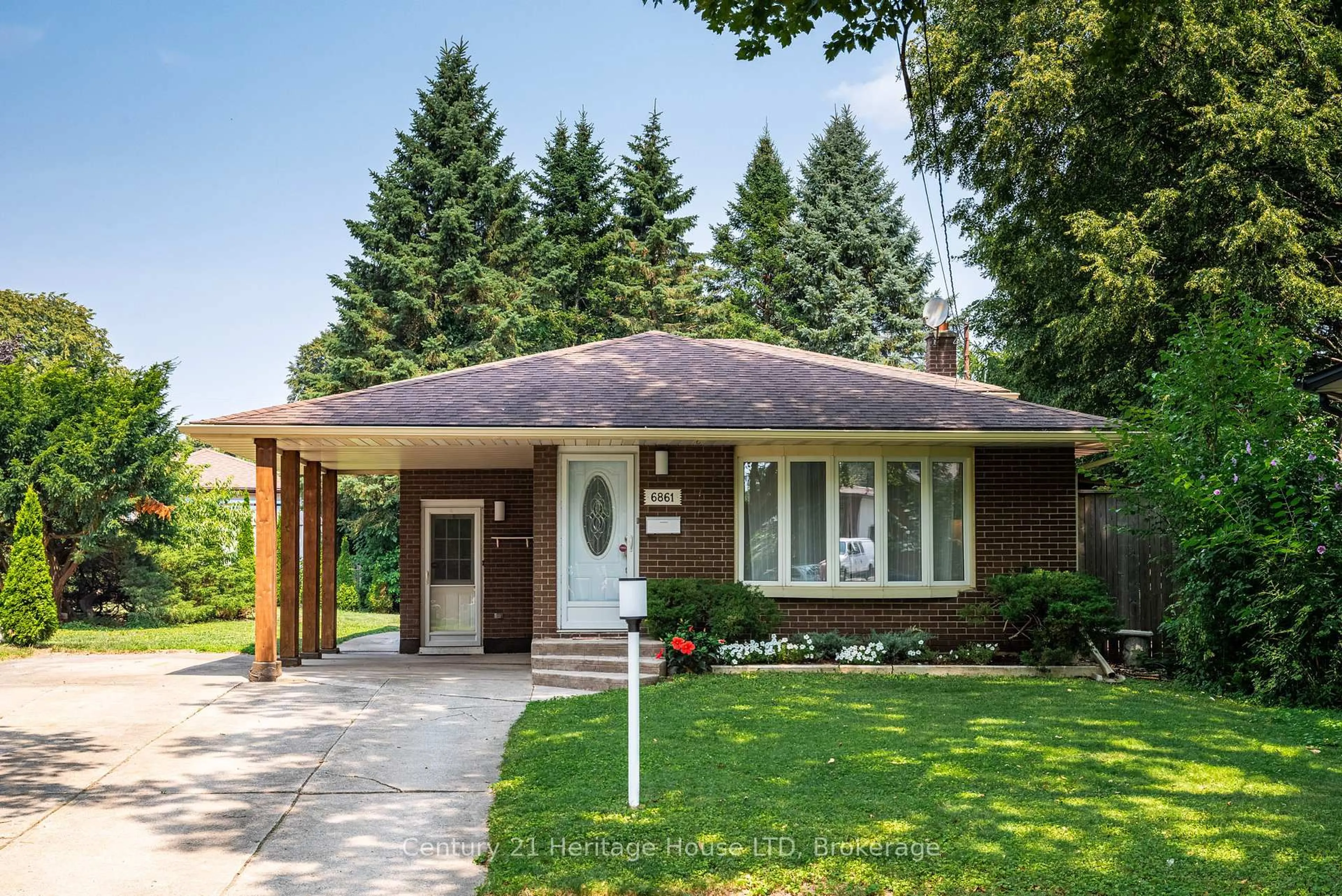 Home with brick exterior material, street for 6861 Fairlawn Cres, Niagara Falls Ontario L2G 5B1