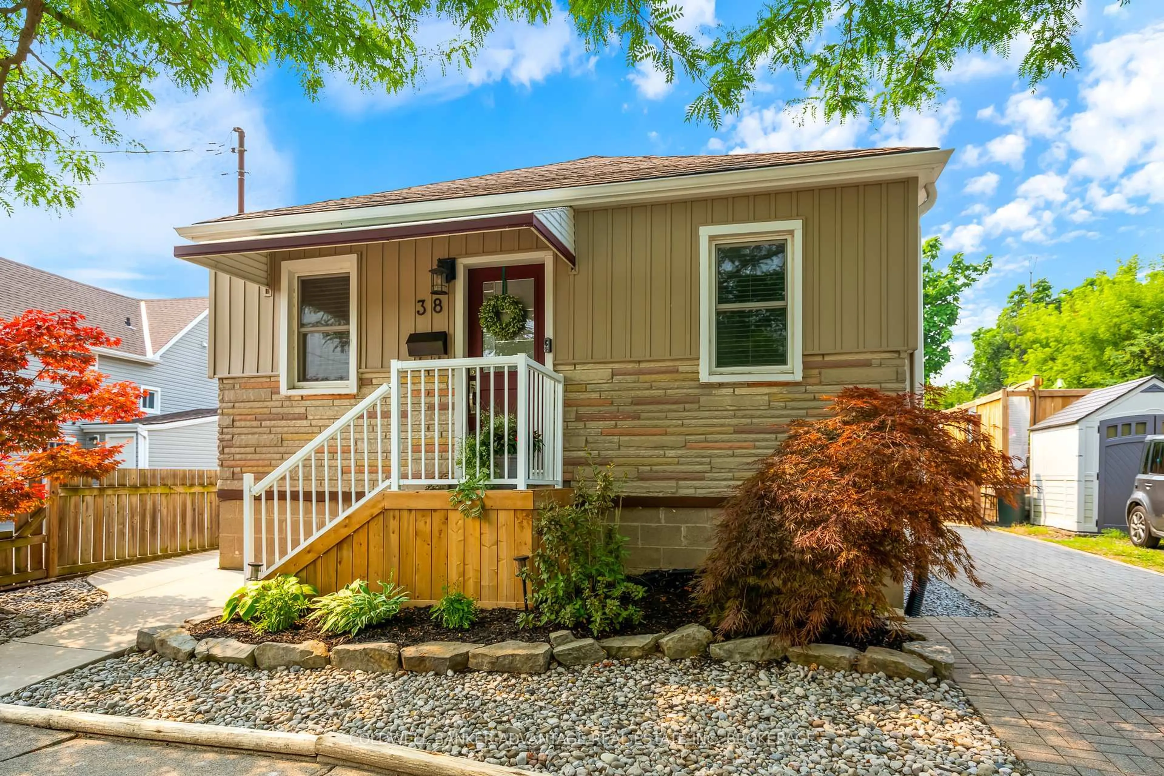 Home with vinyl exterior material, street for 38 Hamilton St, St. Catharines Ontario L2S 1K4