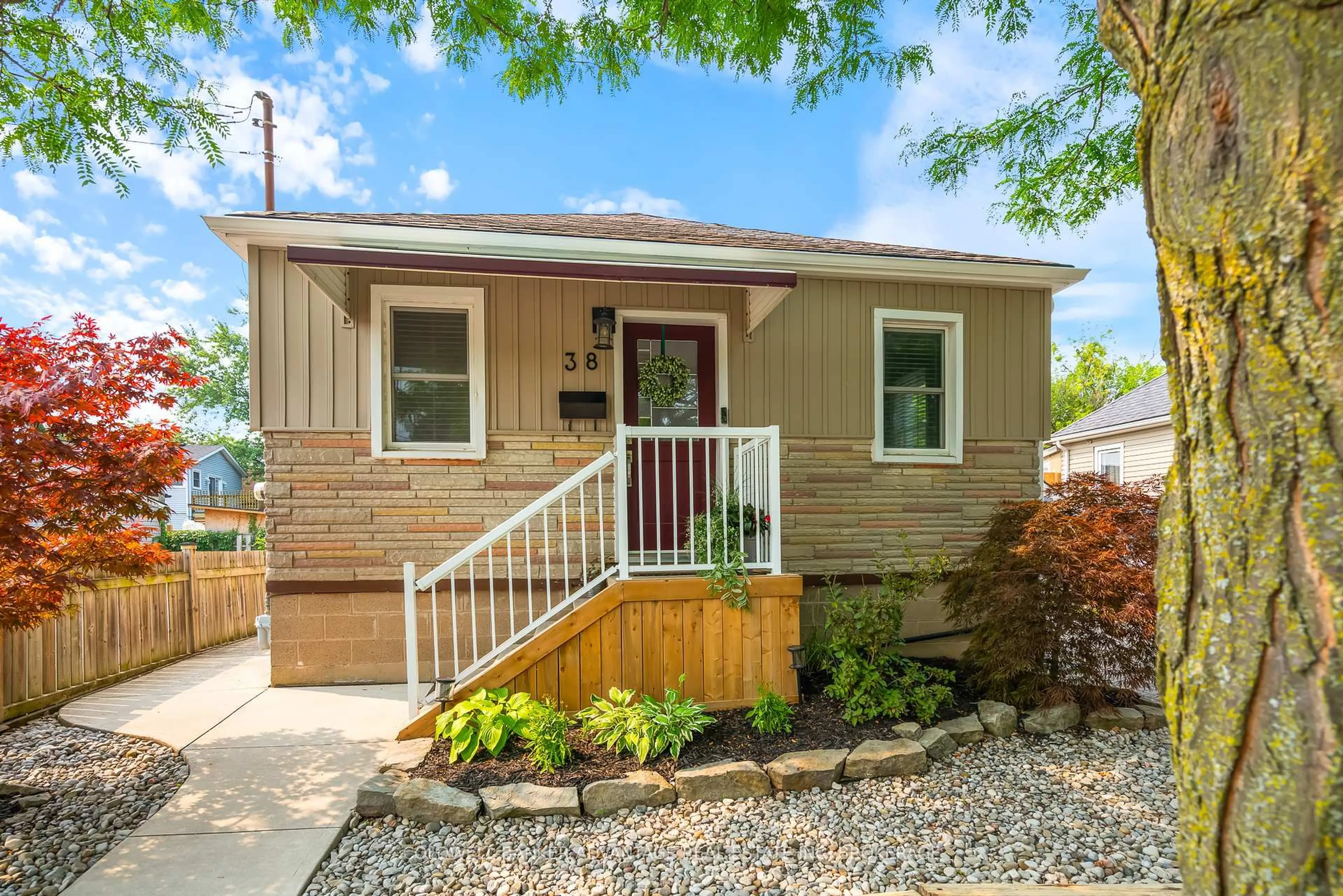 Home with vinyl exterior material, street for 38 Hamilton St, St. Catharines Ontario L2S 1K4
