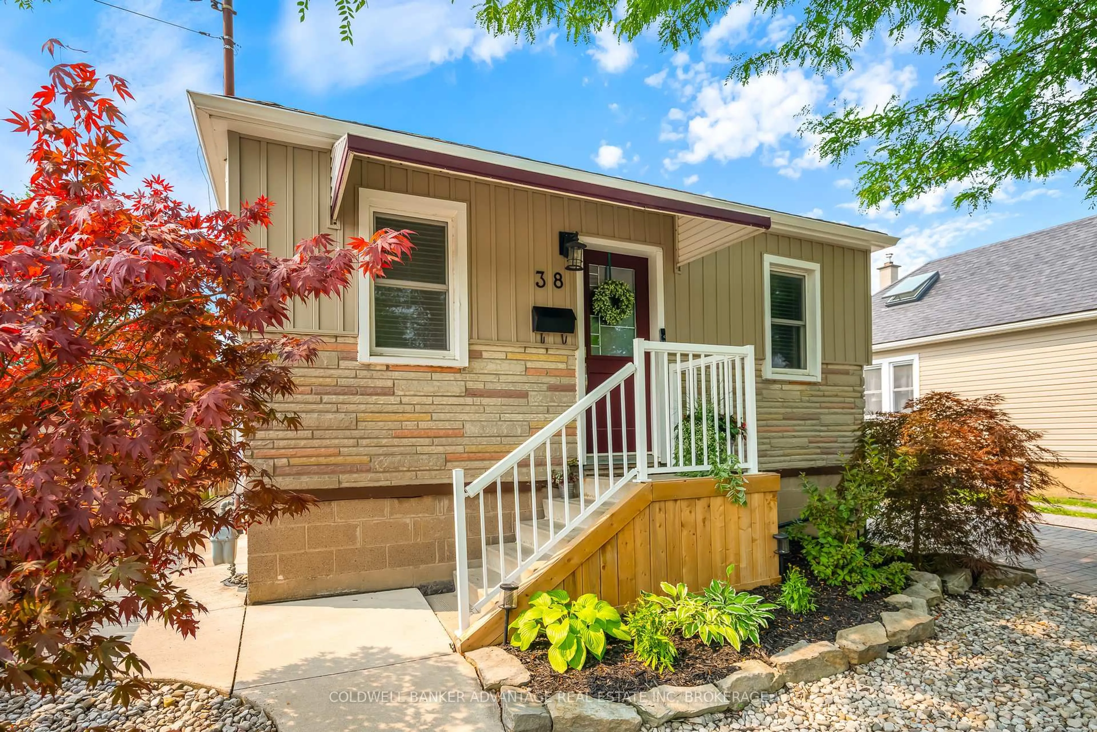 Home with vinyl exterior material, street for 38 Hamilton St, St. Catharines Ontario L2S 1K4