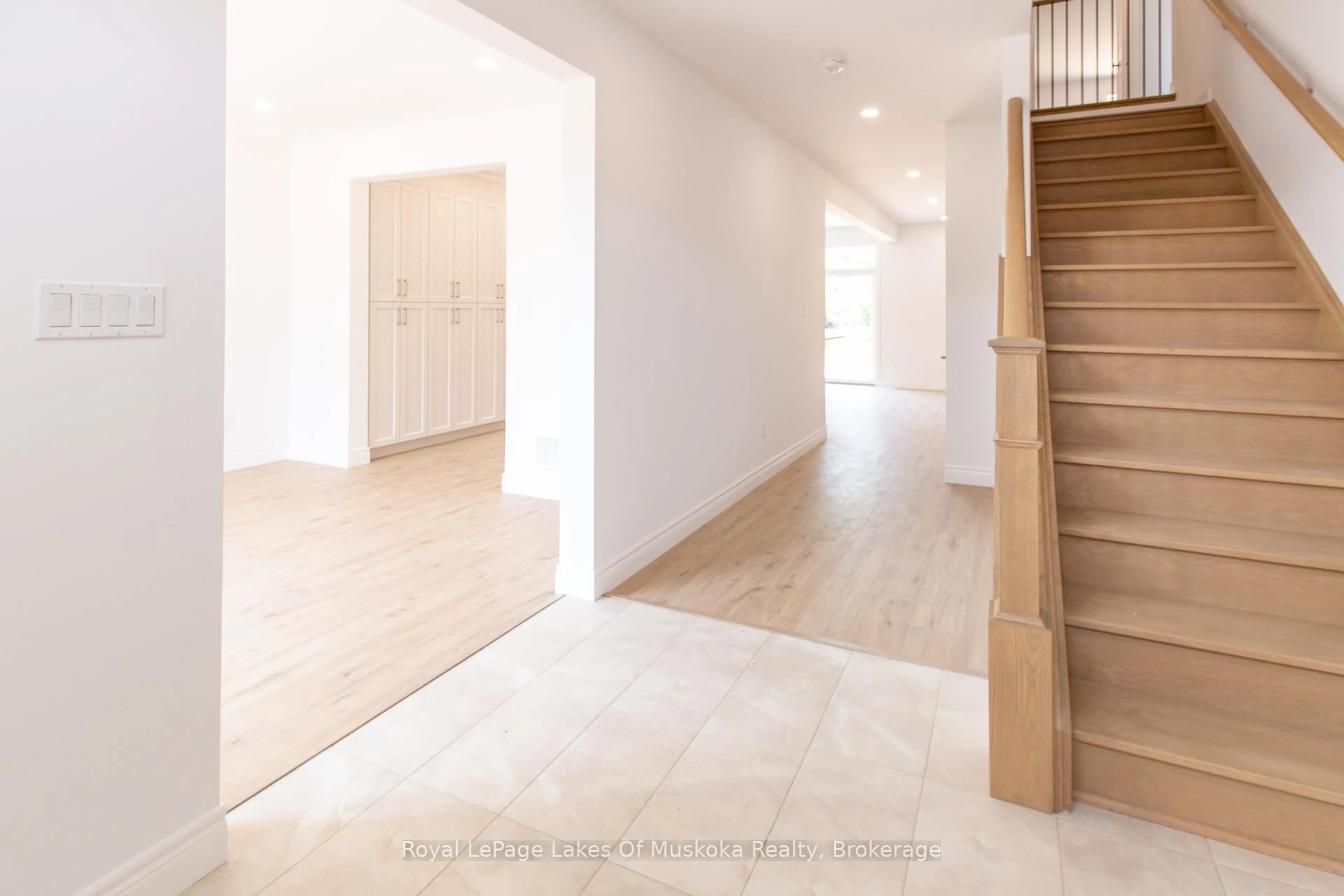 Indoor foyer for 37 Whitehorn Park, Bracebridge Ontario P1L 0A7