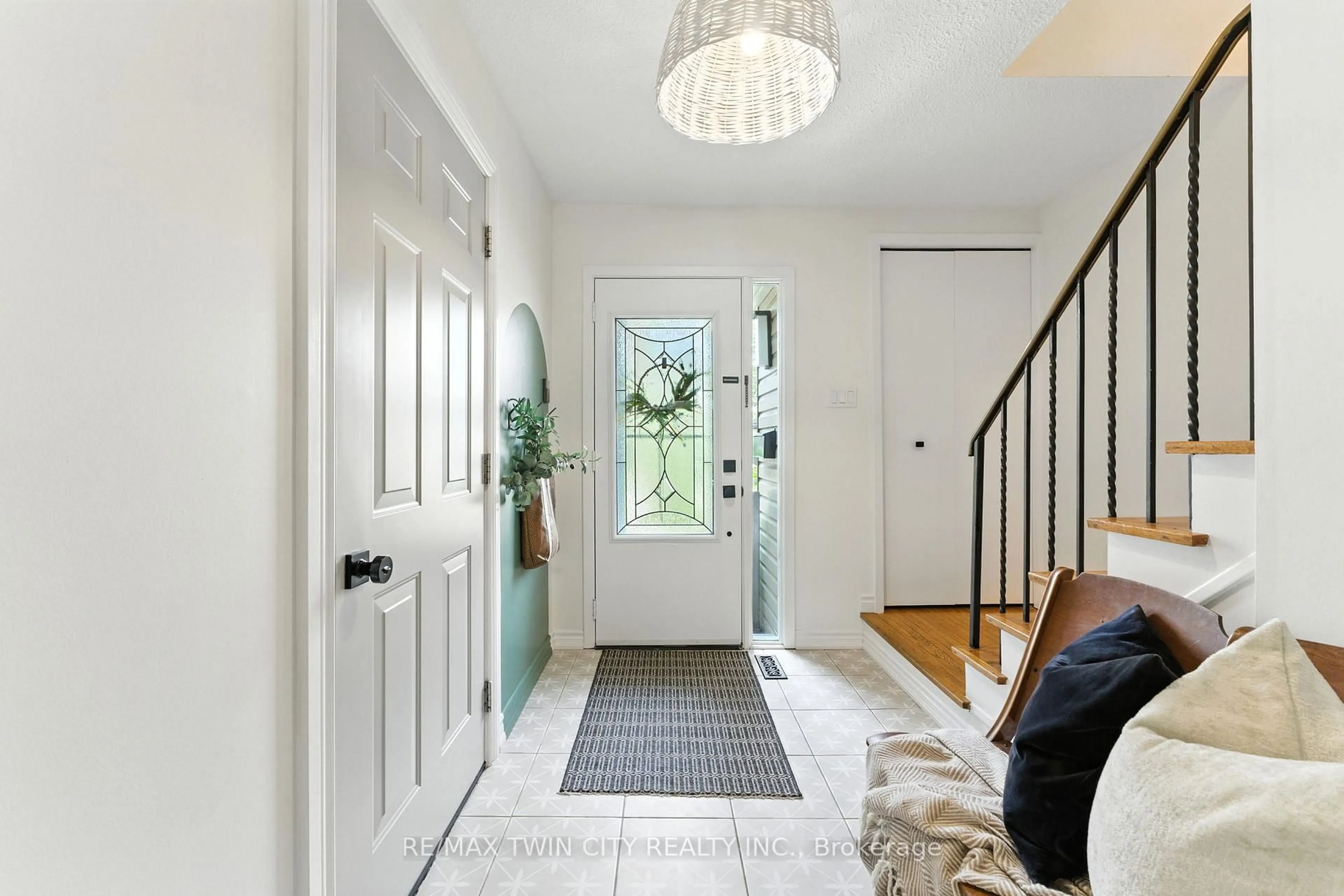 Indoor entryway for 68 Westmount Mews, Cambridge Ontario N1S 4J1