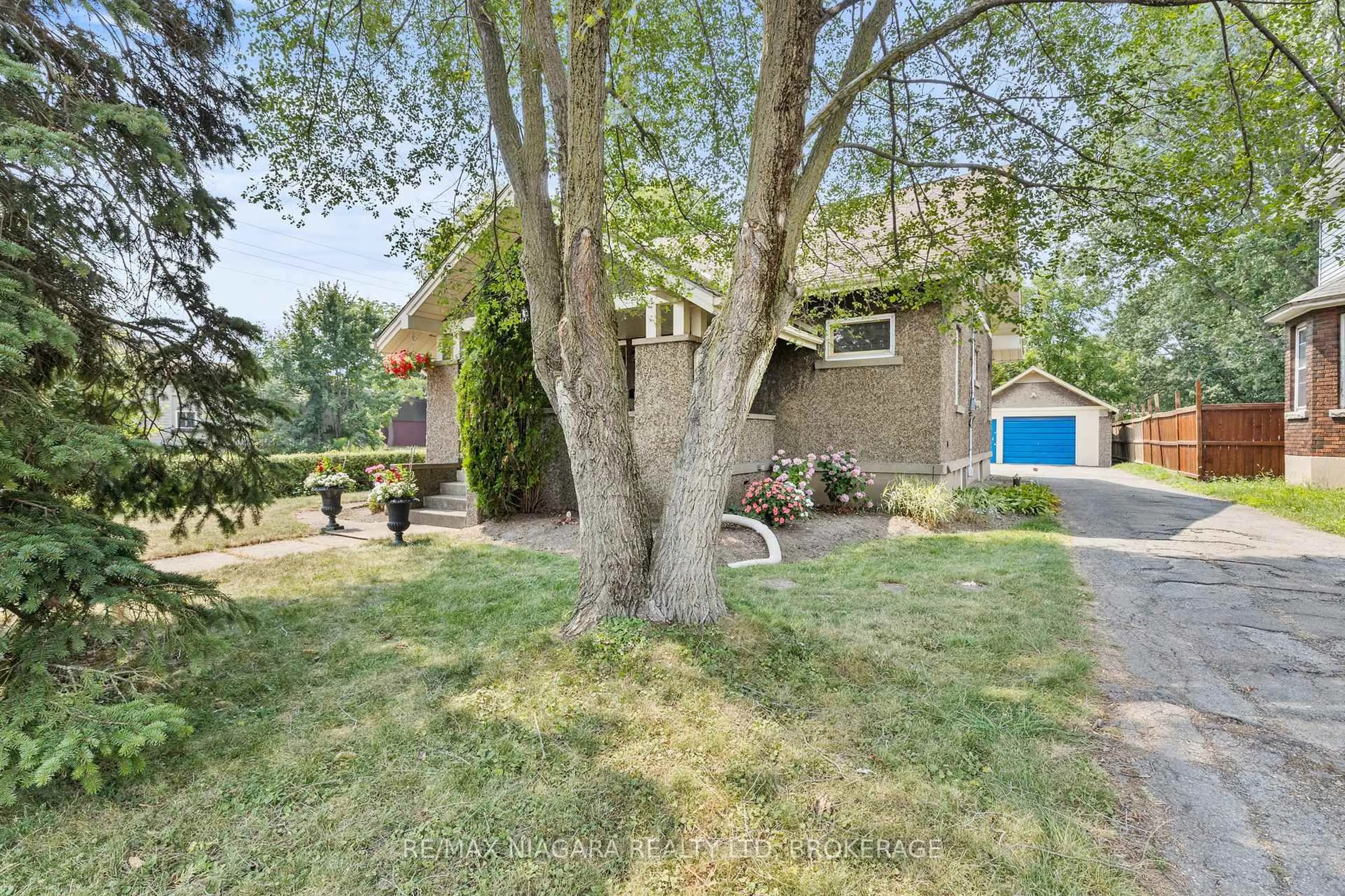 Patio, street for 402 King St, Port Colborne Ontario L3K 4H4