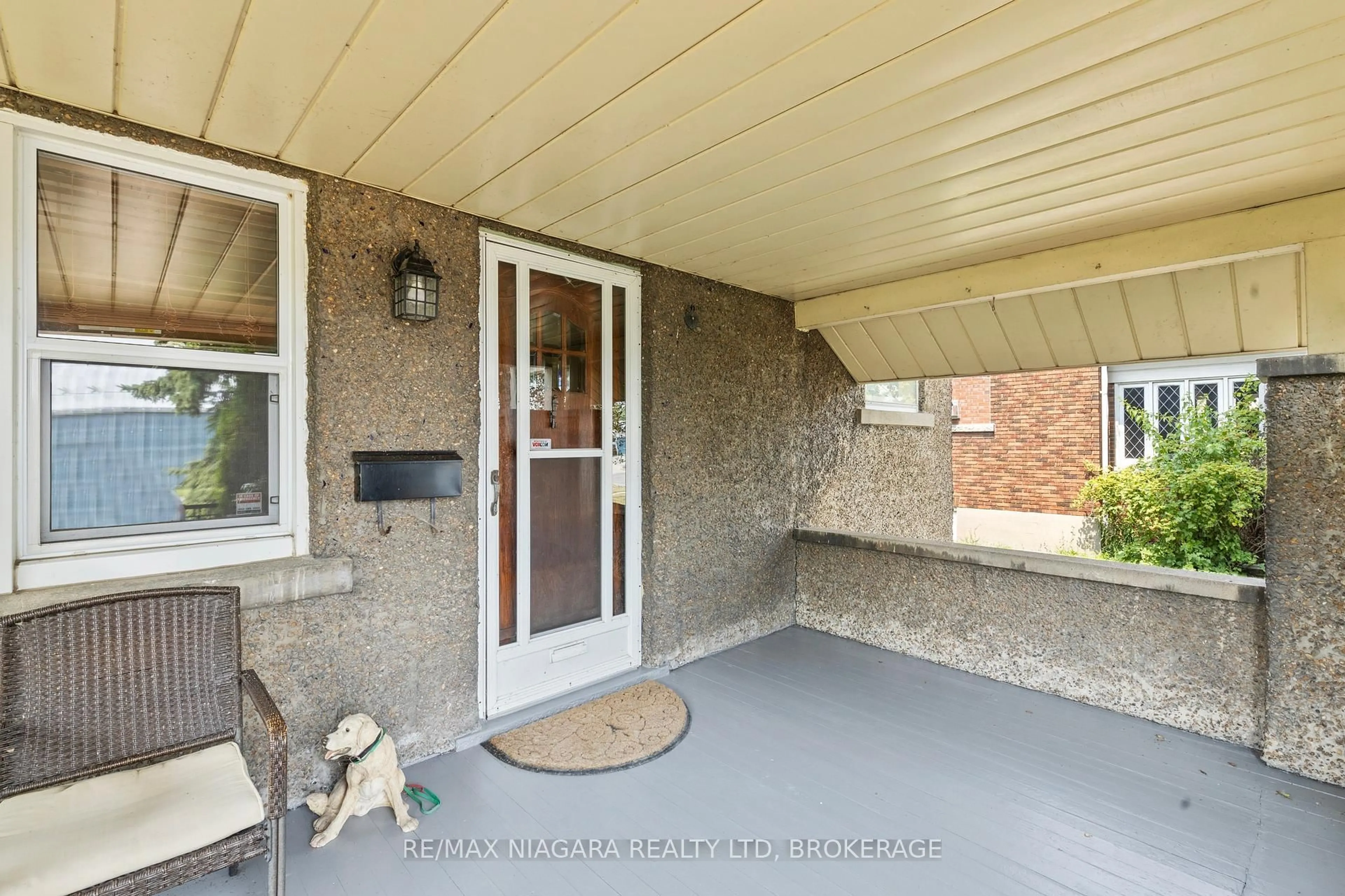 Indoor entryway for 402 King St, Port Colborne Ontario L3K 4H4
