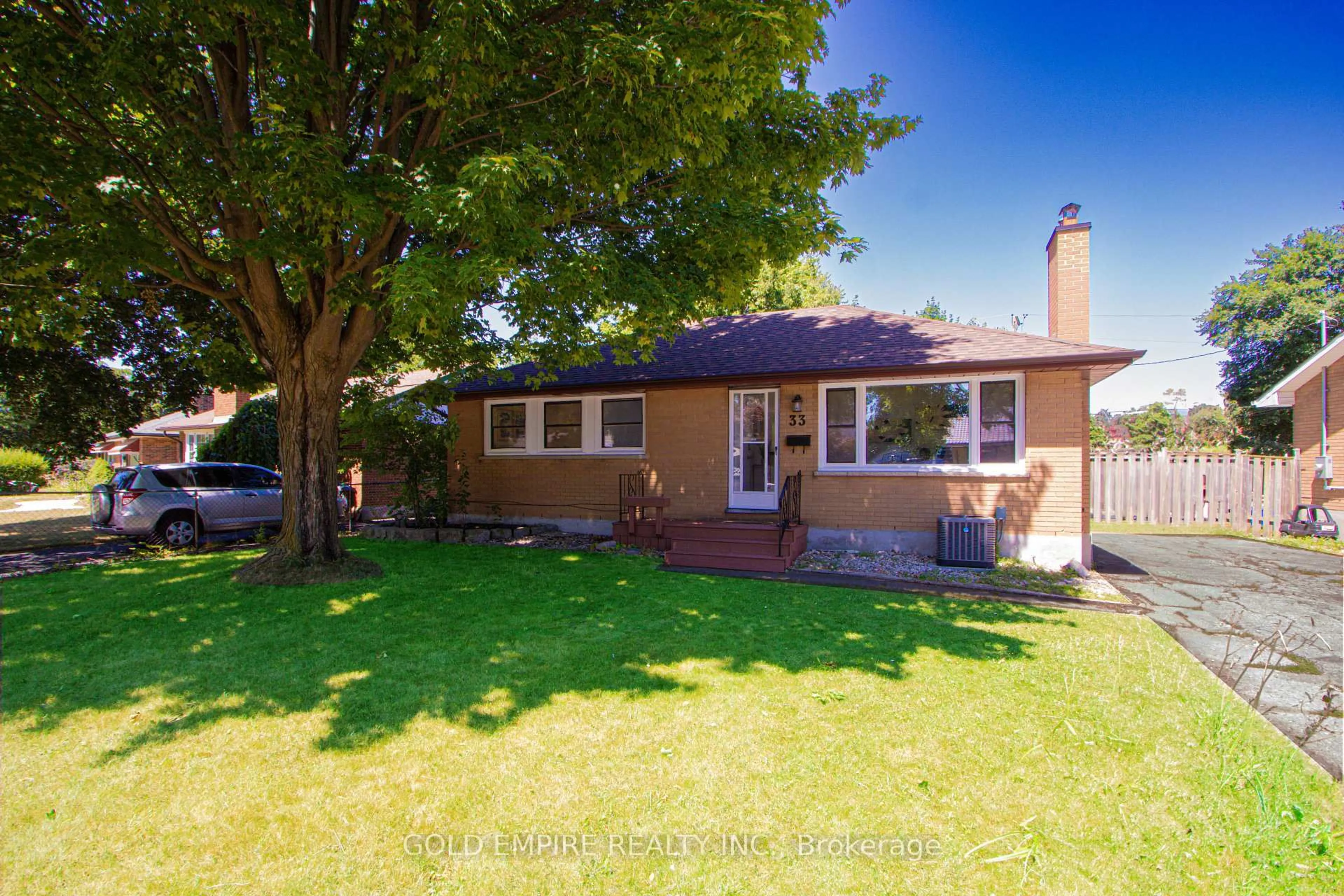A pic from outside/outdoor area/front of a property/back of a property/a pic from drone, street for 33 Godfrey Dr, London East Ontario N5V 2E8