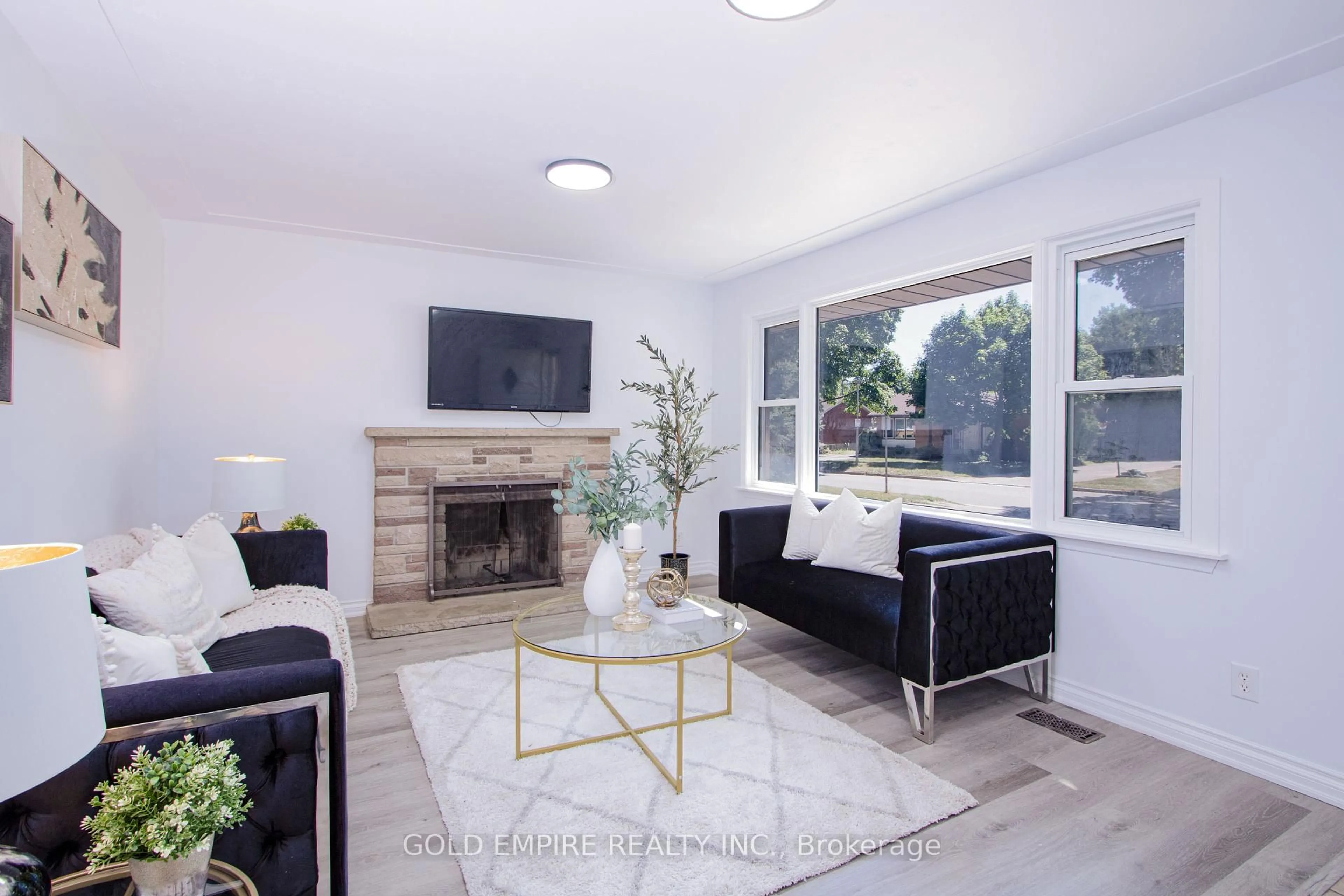Living room with furniture, unknown for 33 Godfrey Dr, London East Ontario N5V 2E8