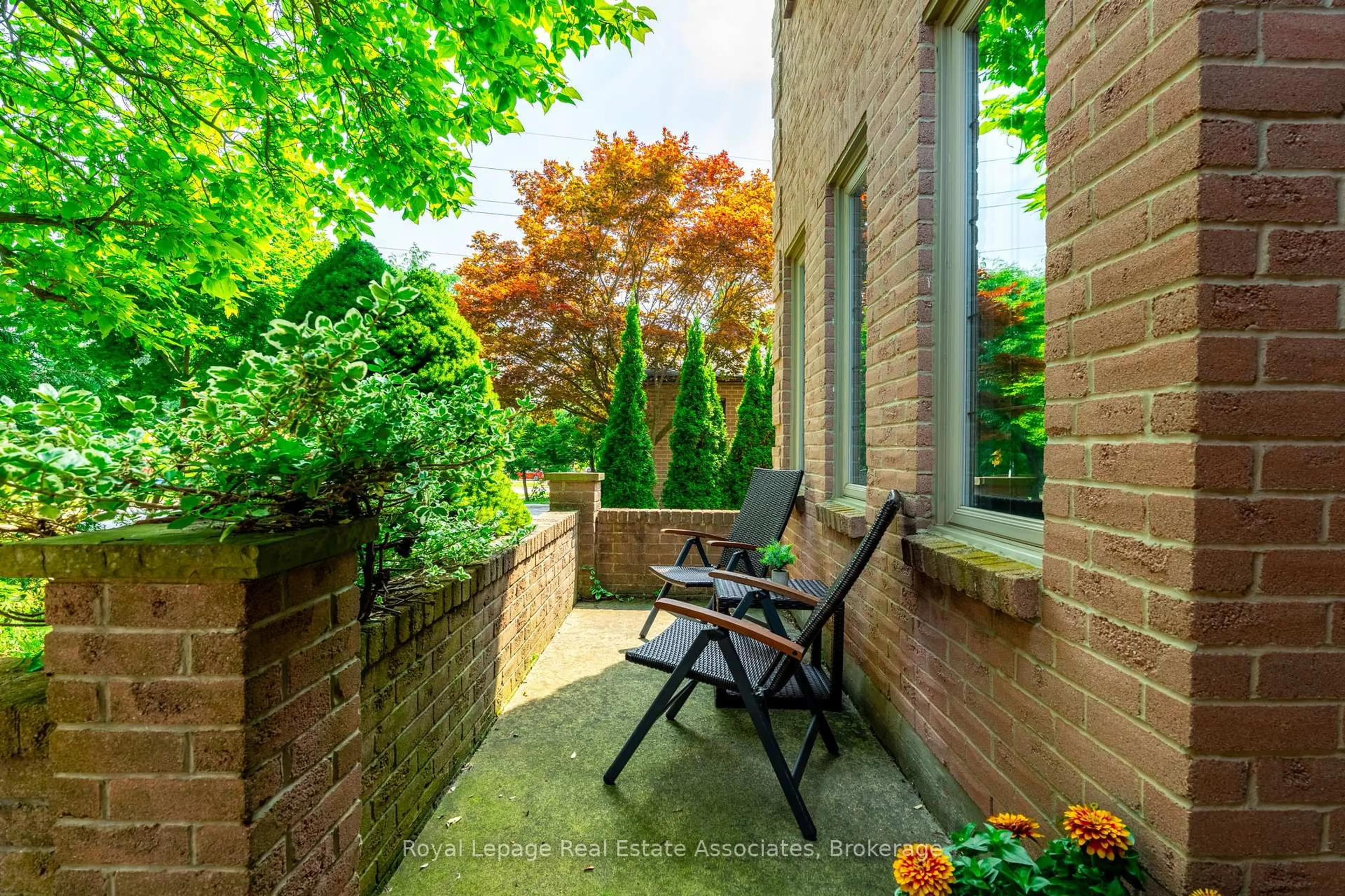 Patio, street for 29 Laurendale Ave, Hamilton Ontario L8B 0B4