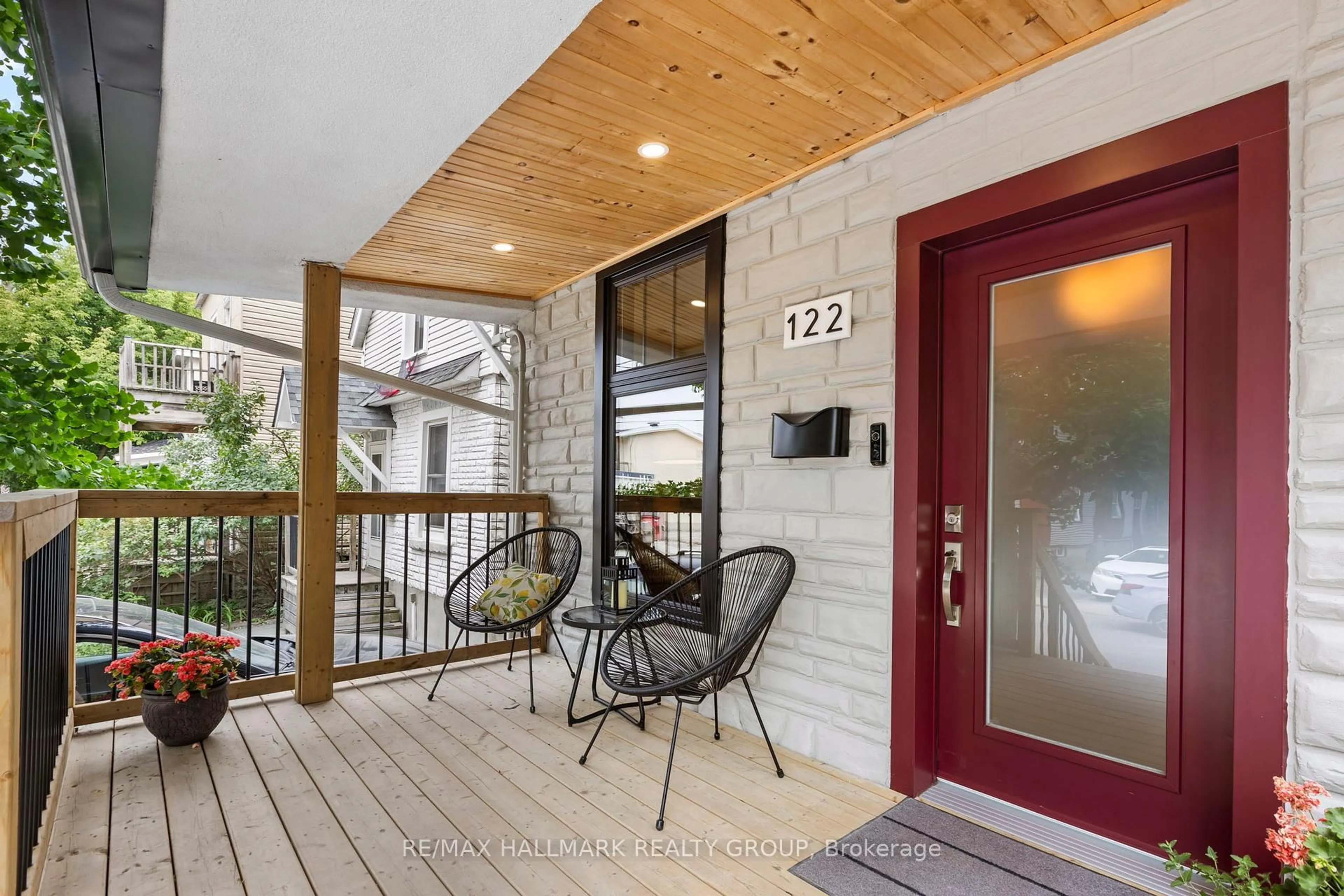 Indoor entryway for 122 Pamilla St, Ottawa Ontario K1S 3L1