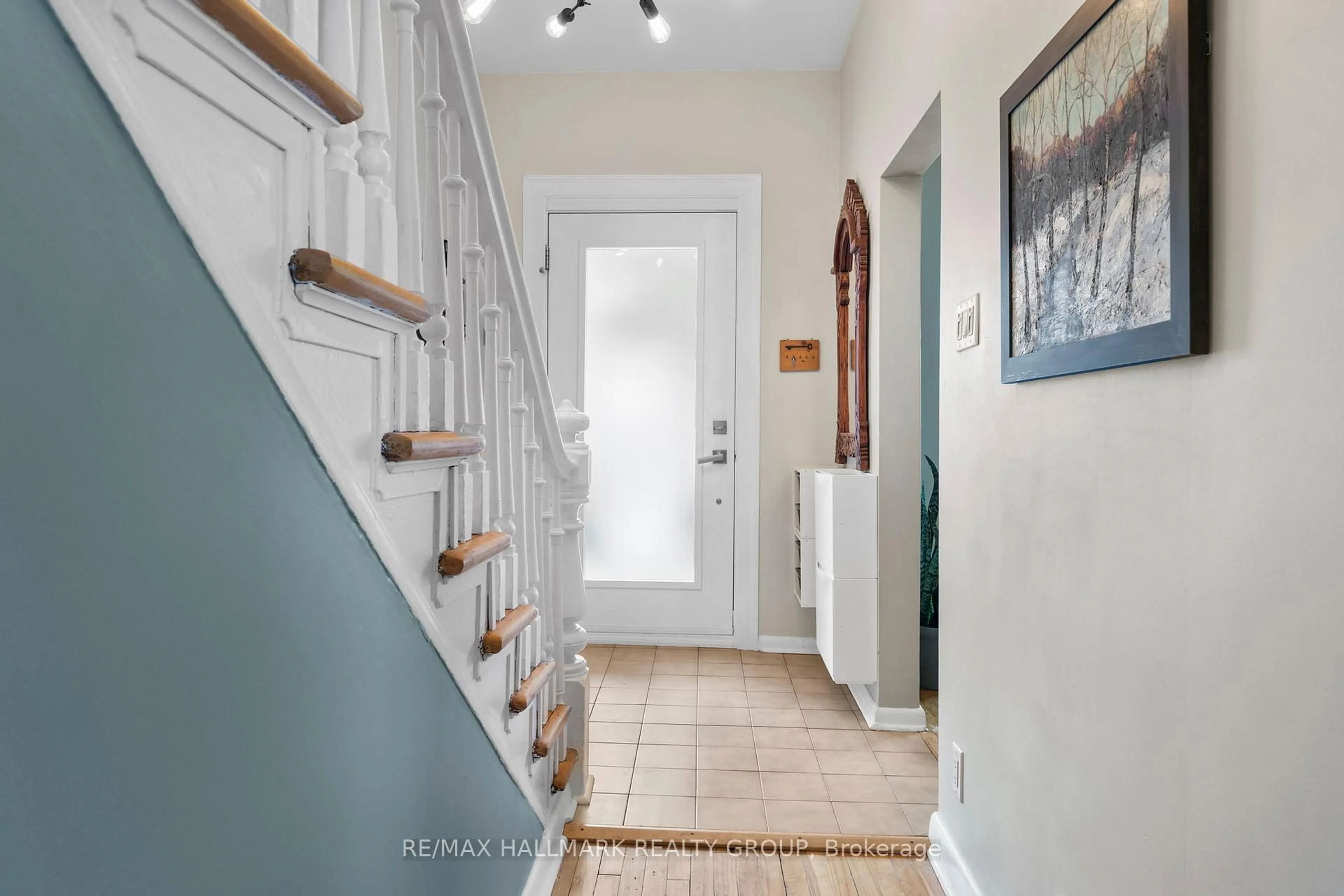 Indoor entryway for 122 Pamilla St, Ottawa Ontario K1S 3L1