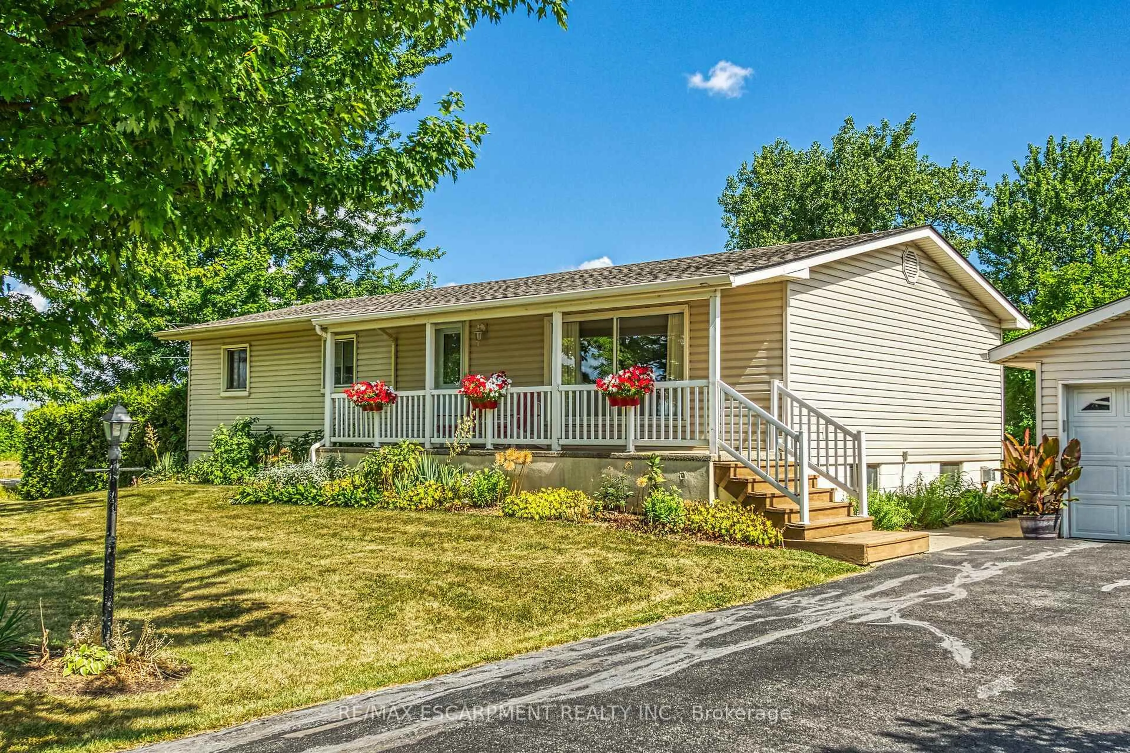 Home with vinyl exterior material, unknown for 3 Short St, Hamilton Ontario L8J 2X7
