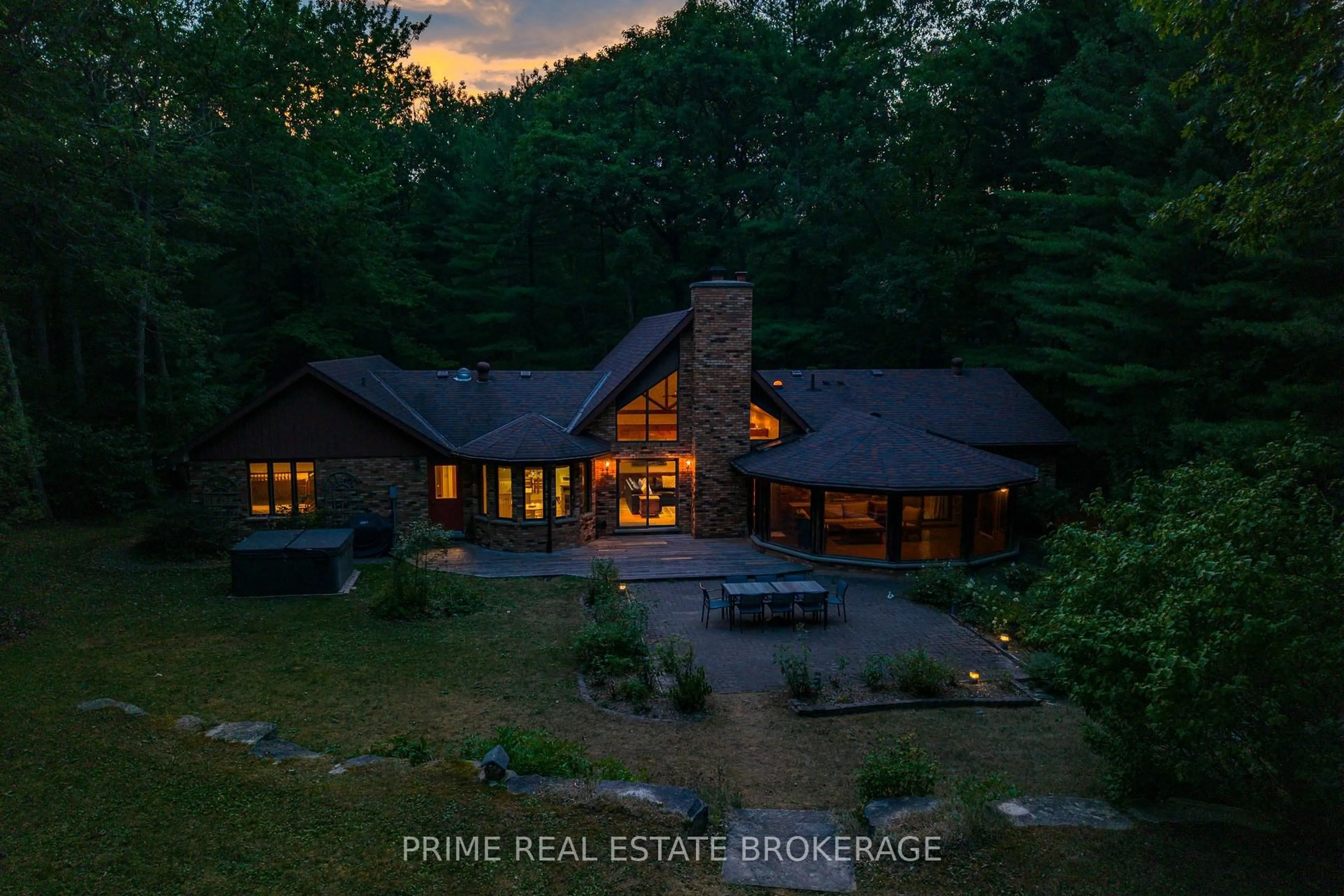 A pic from outside/outdoor area/front of a property/back of a property/a pic from drone, unknown for 10342 Beach O'Pines Rd, Lambton Shores Ontario N0M 1T0