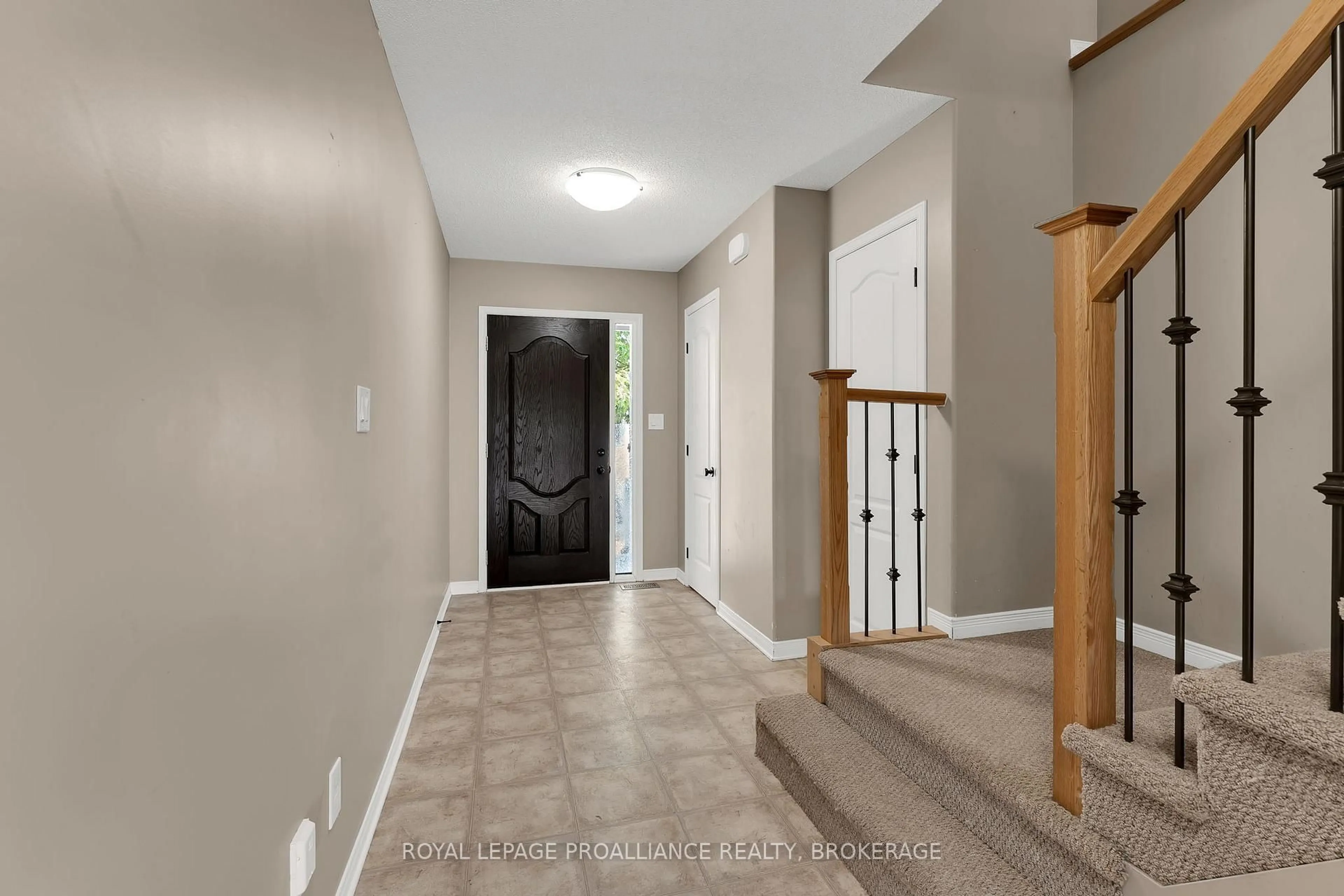 Indoor entryway for 1576 Crimson Cres, Kingston Ontario K7P 0J3