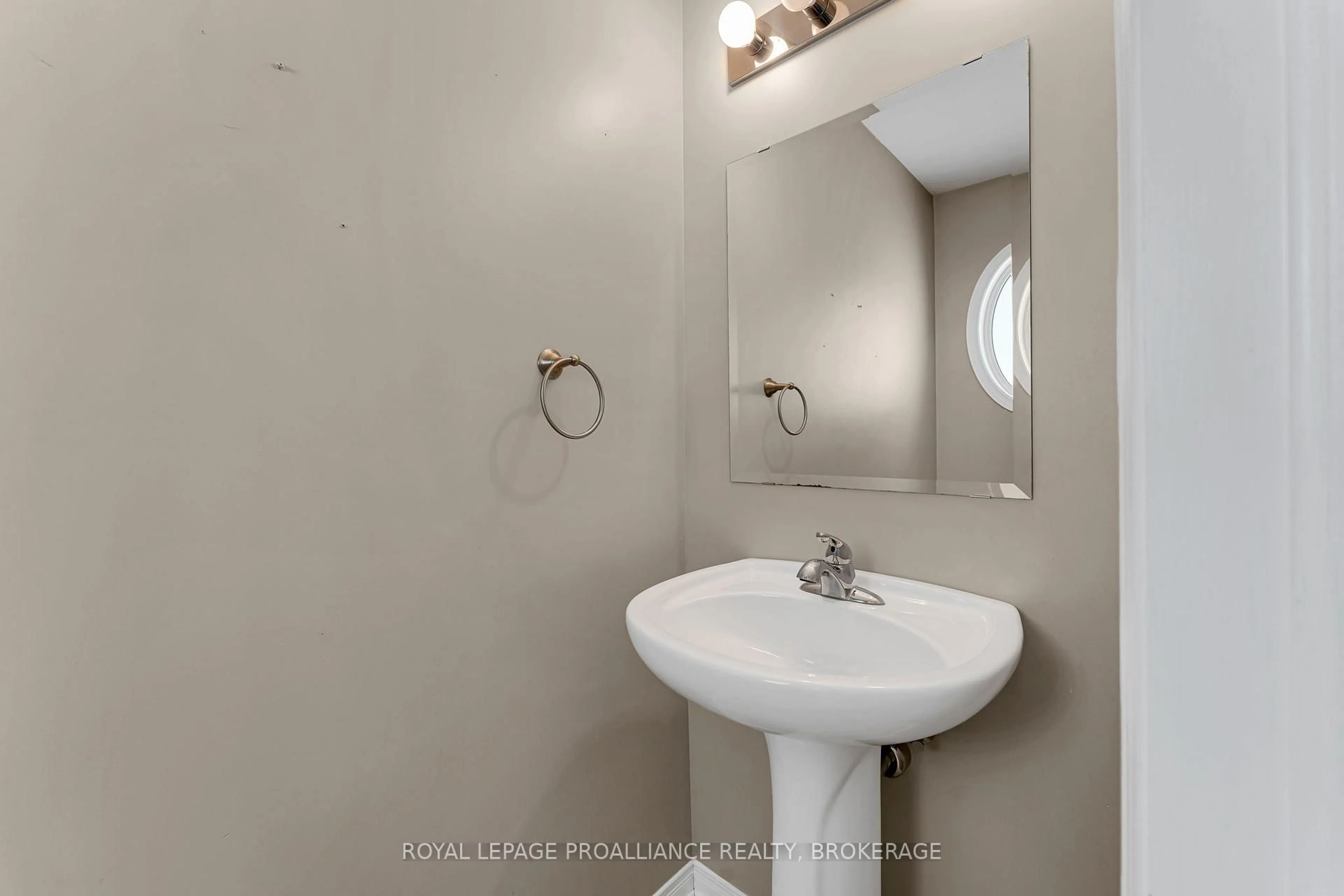 Standard bathroom, unknown for 1576 Crimson Cres, Kingston Ontario K7P 0J3