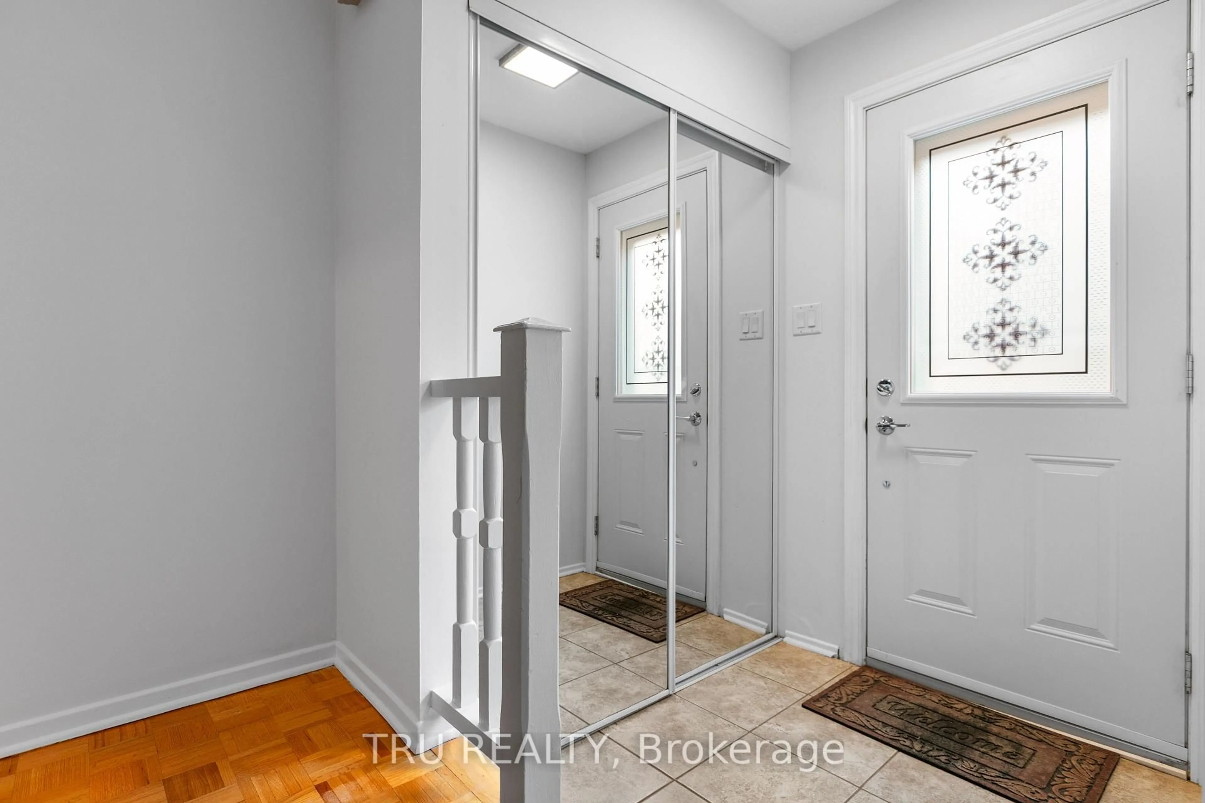 Indoor entryway for 715 Mooneys Bay Pl, Ottawa Ontario K1V 8W4