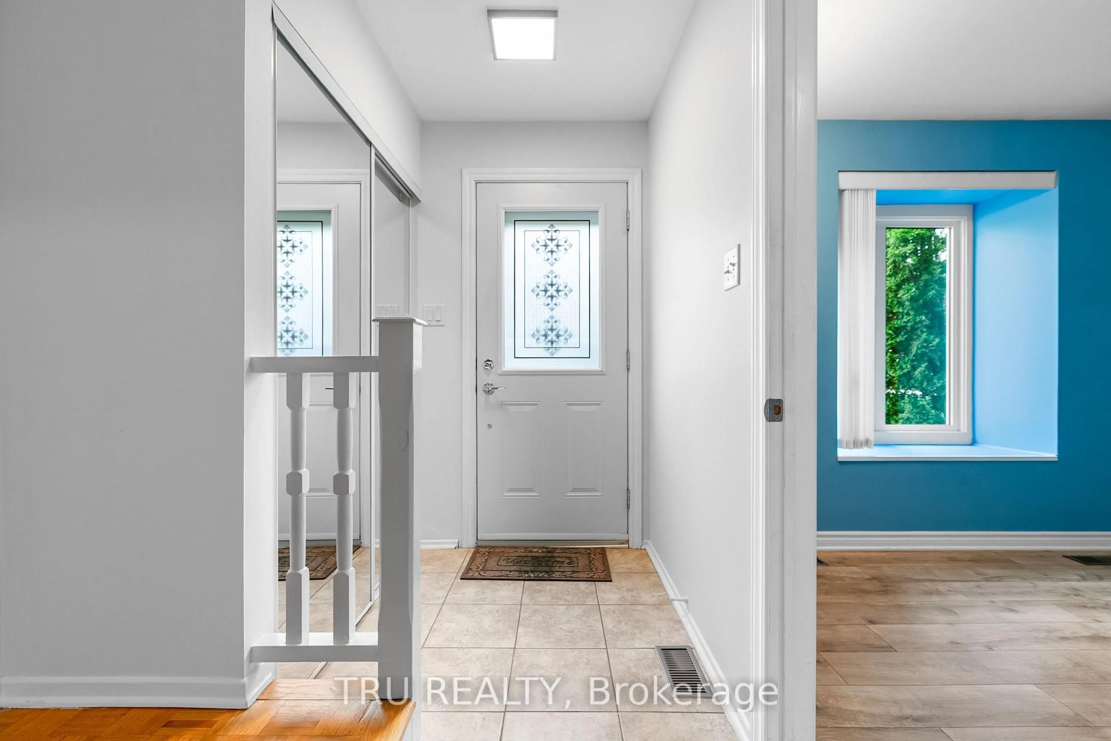 Indoor entryway for 715 Mooneys Bay Pl, Ottawa Ontario K1V 8W4