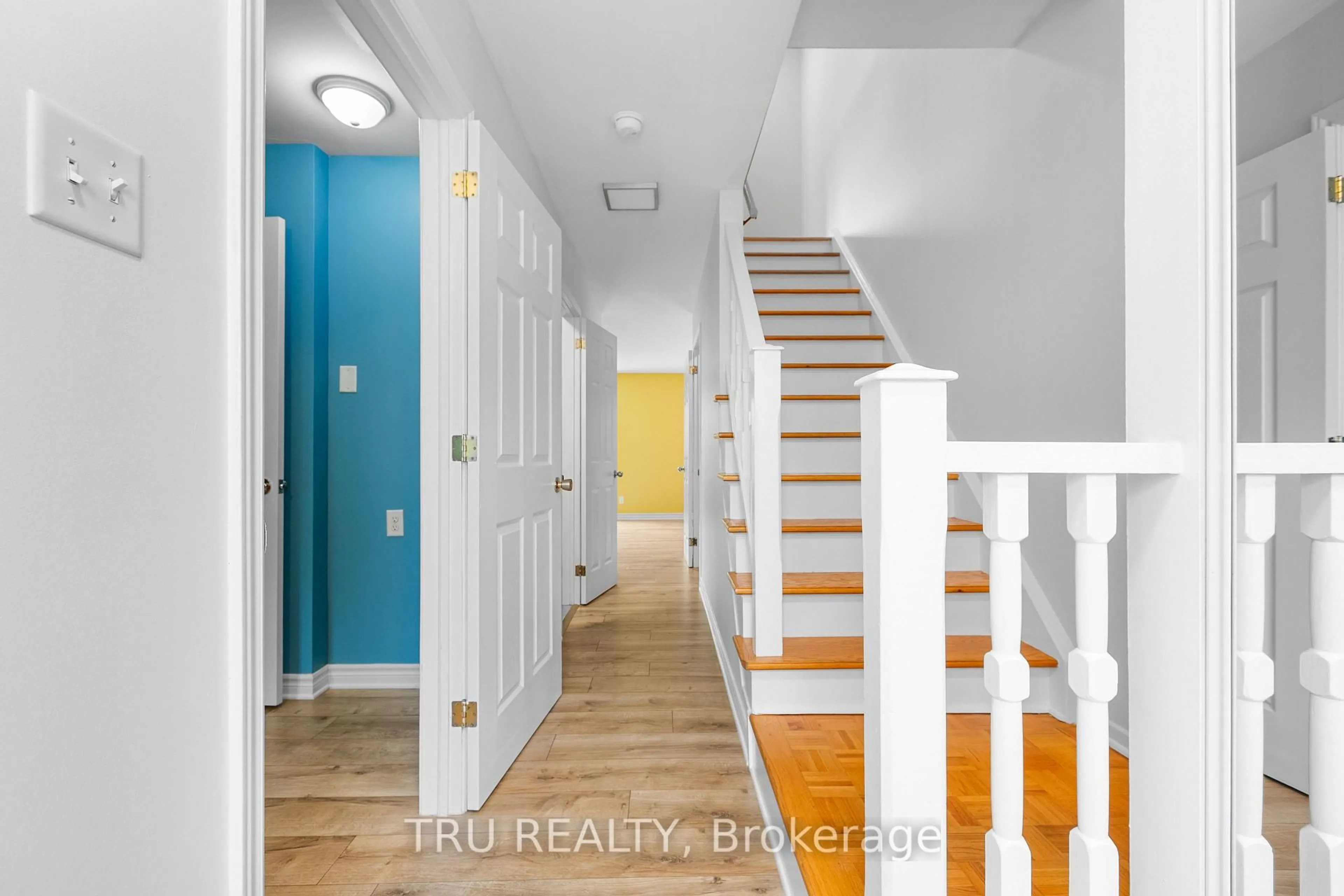 Indoor entryway for 715 Mooneys Bay Pl, Ottawa Ontario K1V 8W4