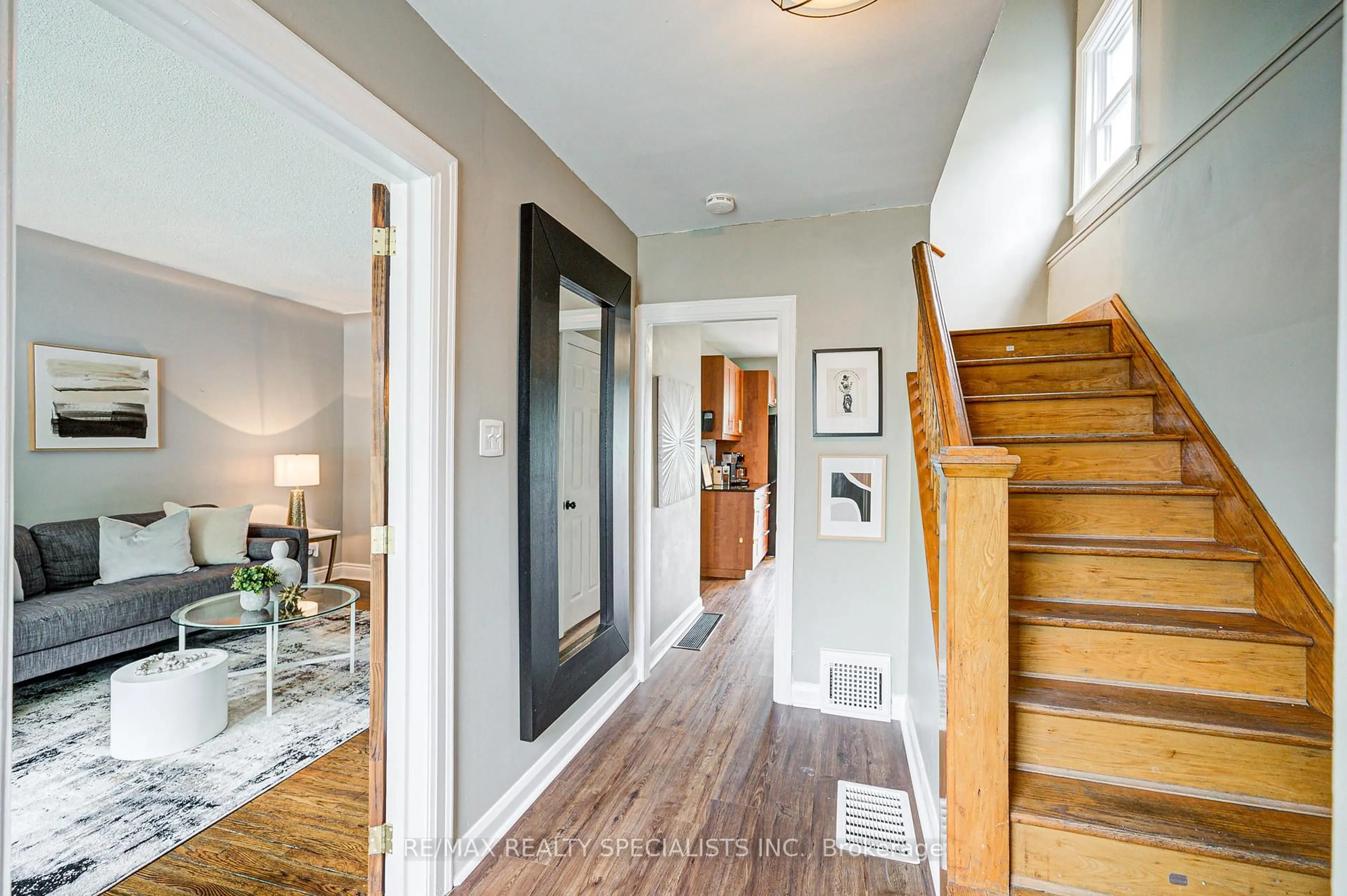 Indoor entryway for 126 Glen Rd, Hamilton Ontario L8S 2M9
