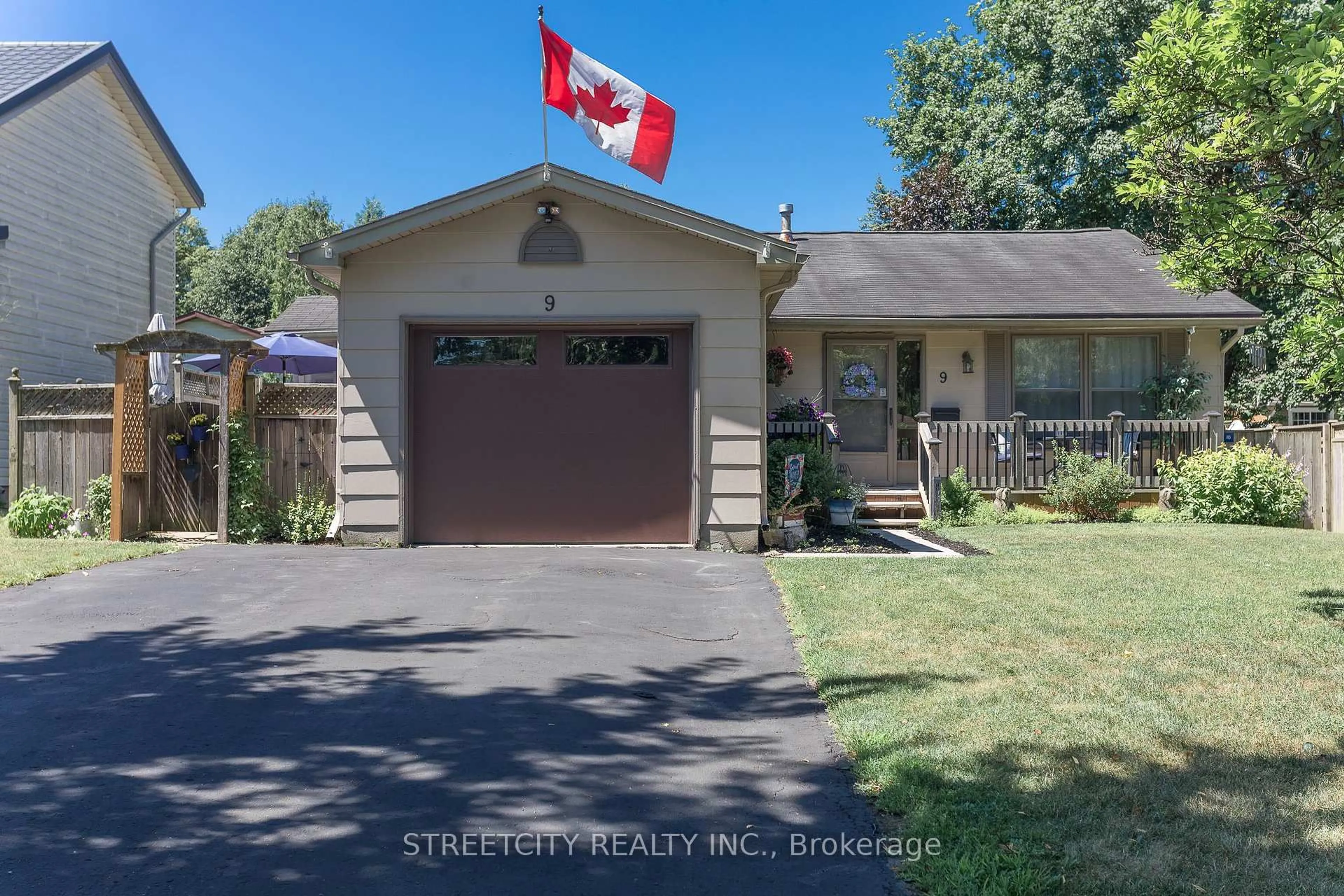A pic from outside/outdoor area/front of a property/back of a property/a pic from drone, street for 9 Cottonwood Cres, London North Ontario N6G 2Y7