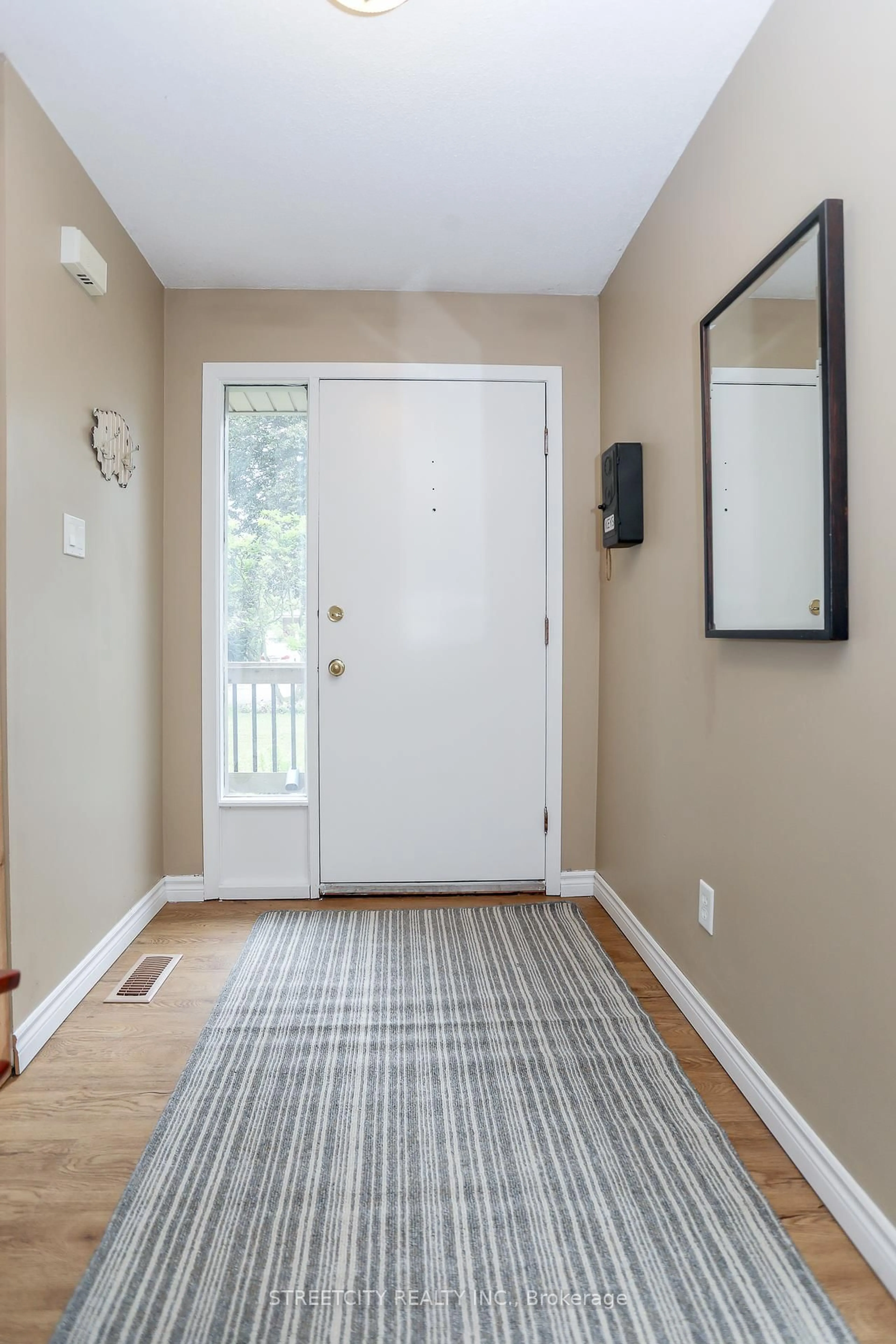 Indoor entryway for 9 Cottonwood Cres, London North Ontario N6G 2Y7