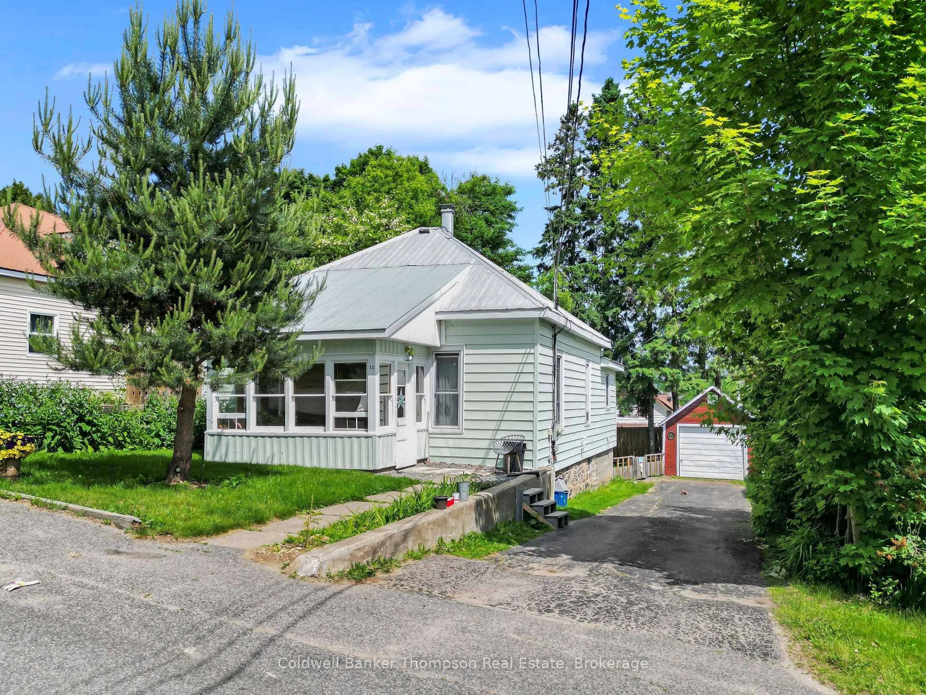 A pic from outside/outdoor area/front of a property/back of a property/a pic from drone, street for 10 Duncan St, Huntsville Ontario P1H 1P6