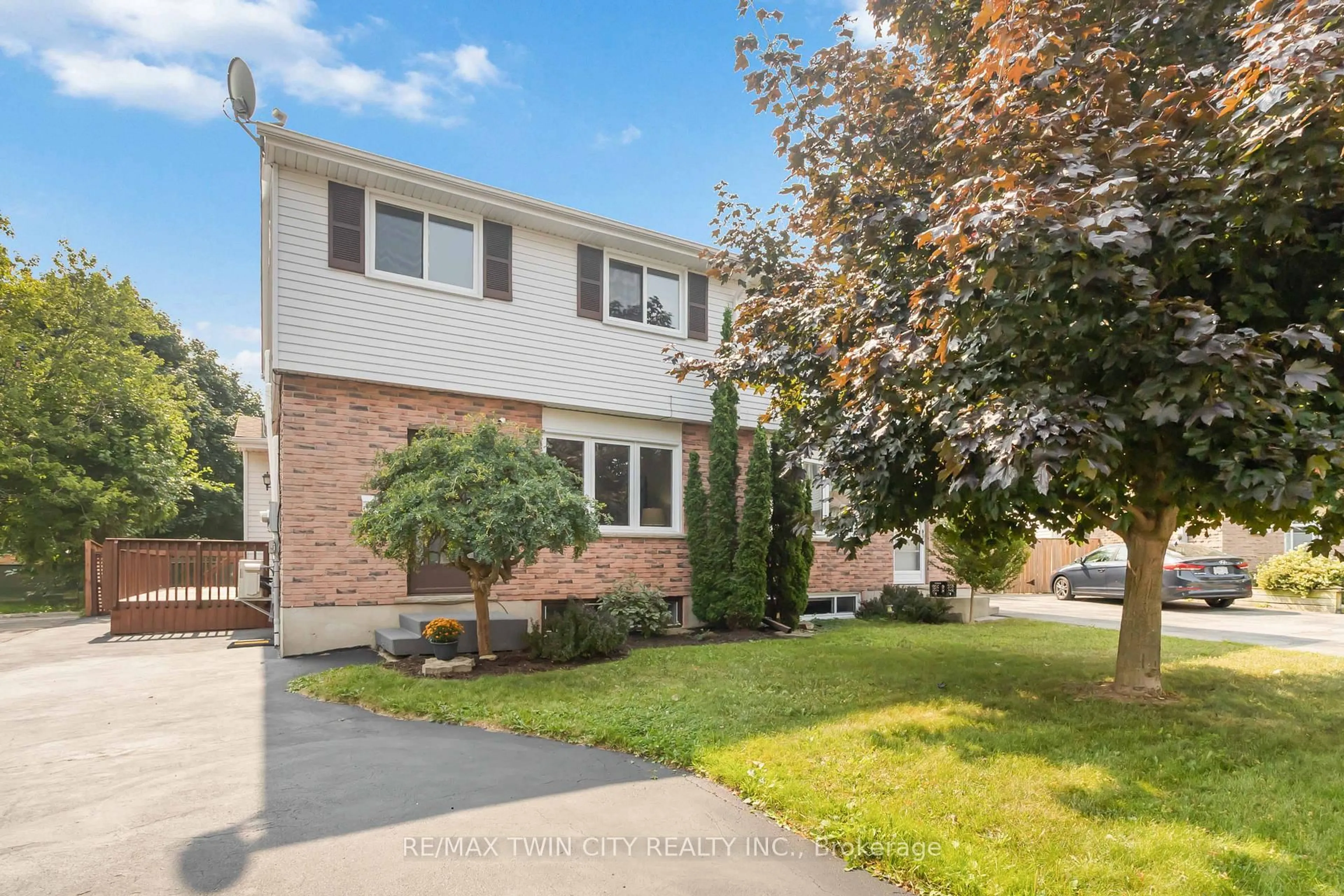 Home with vinyl exterior material, street for 52 Debby Cres, Brantford Ontario N3R 7A4