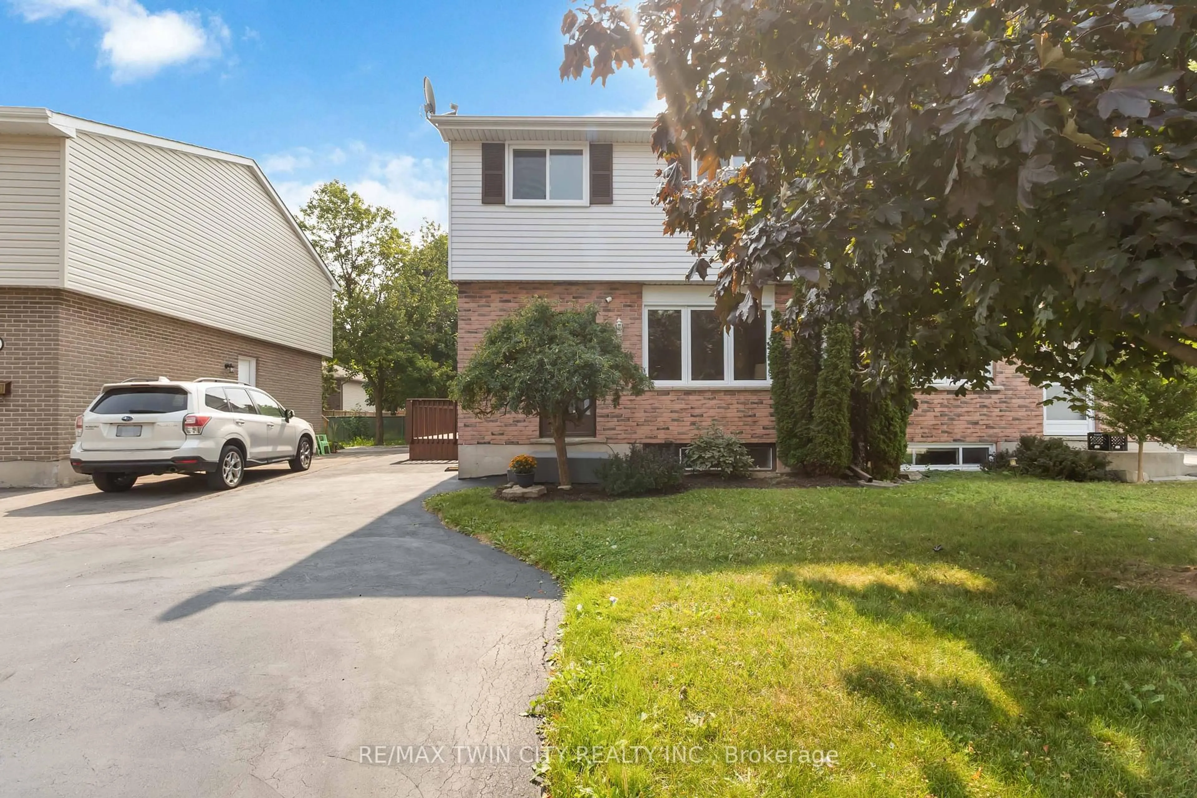 Unknown for 52 Debby Cres, Brantford Ontario N3R 7A4
