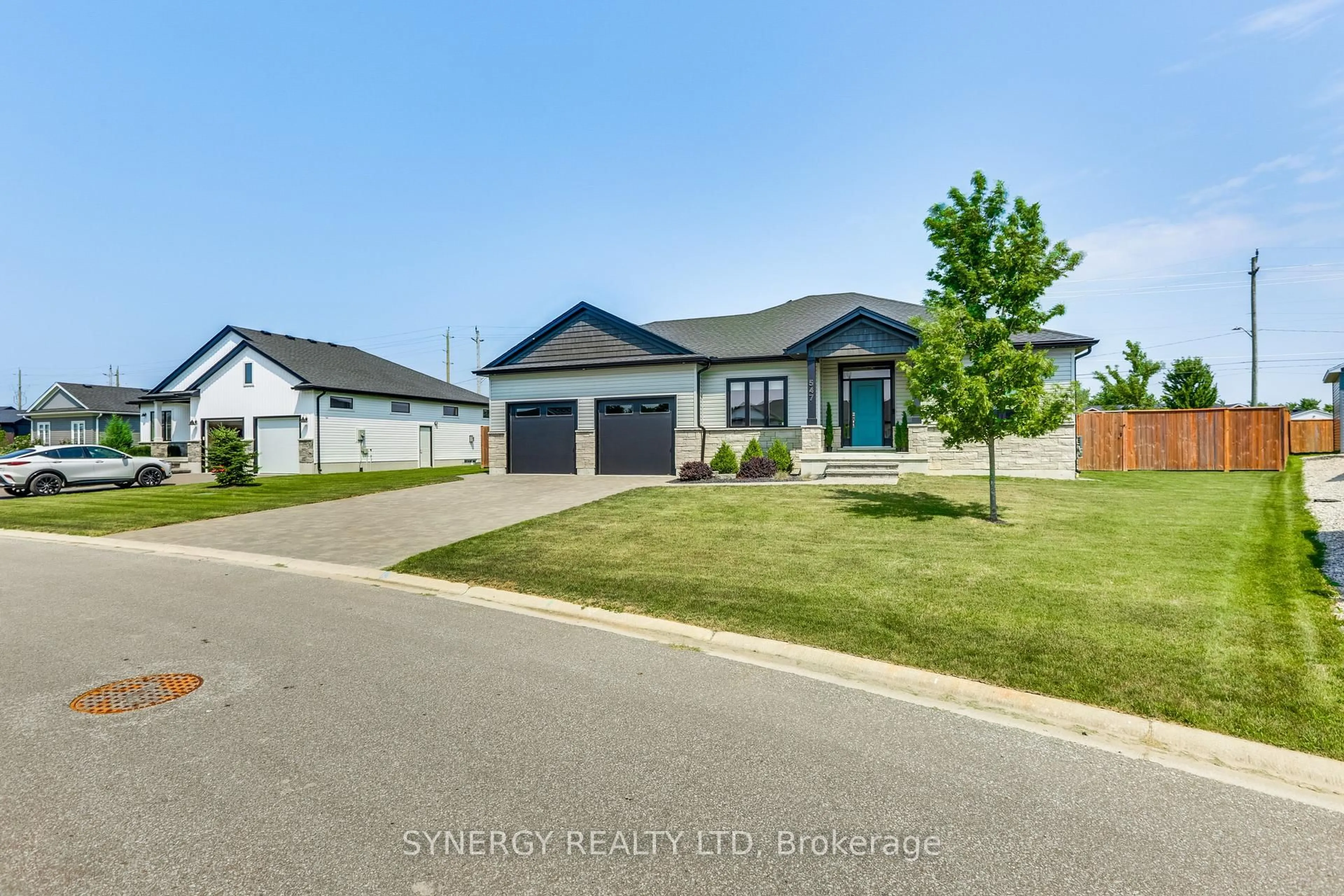 A pic from outside/outdoor area/front of a property/back of a property/a pic from drone, street for 547 Scenic Crt, Warwick Ontario N0M 2S0