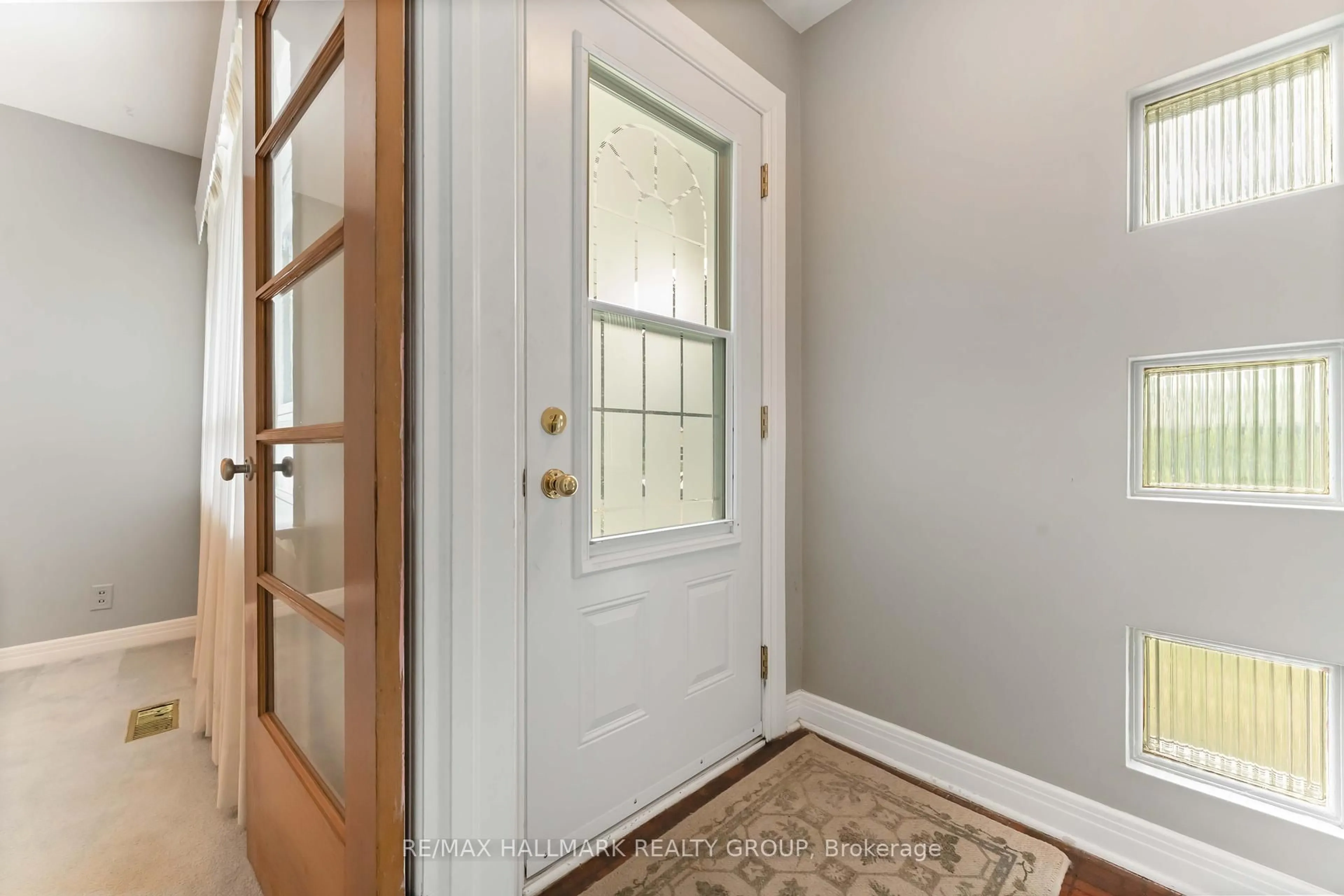 Indoor entryway for 2055 Neepawa Ave, Ottawa Ontario K2A 3L7