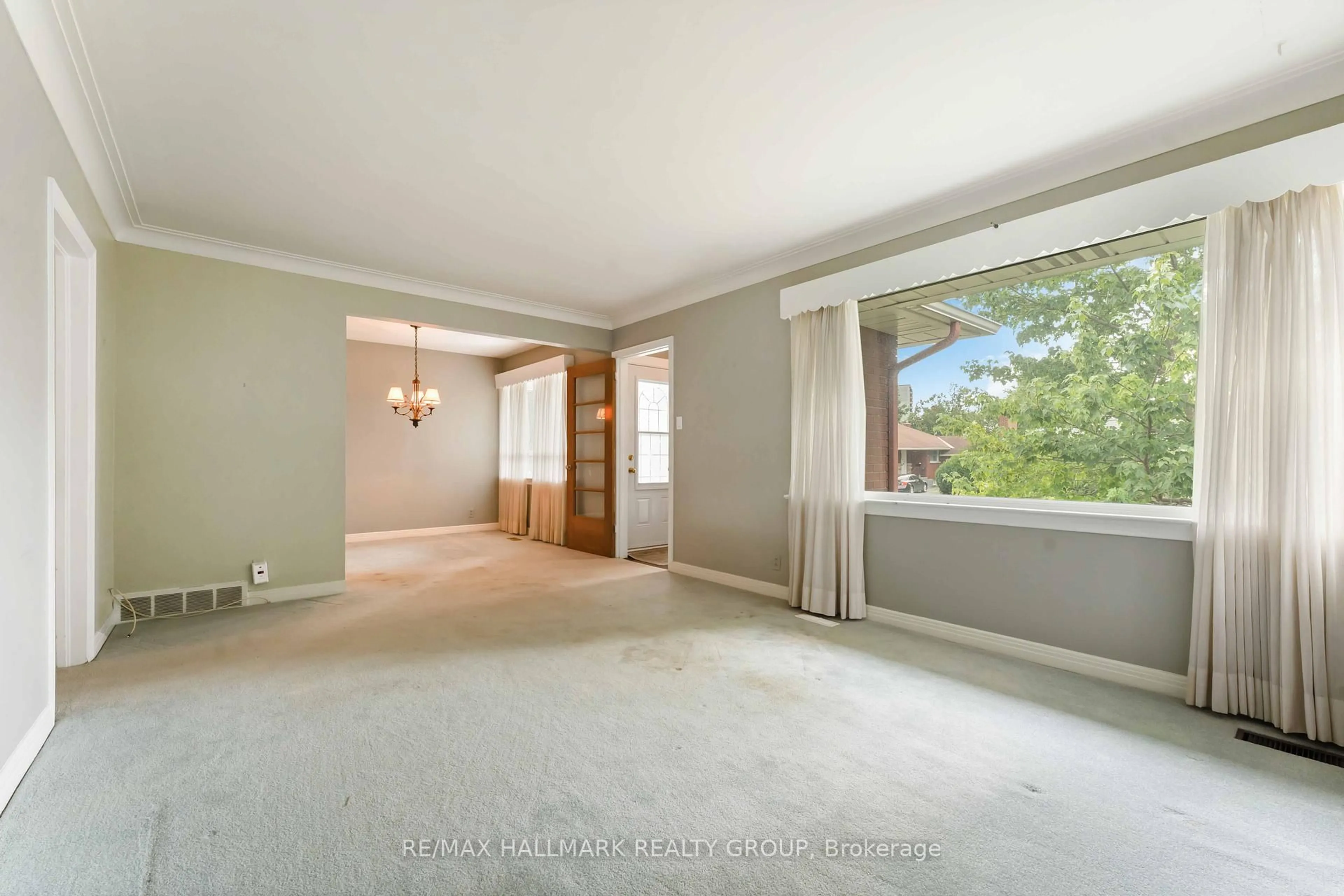 A pic of a room for 2055 Neepawa Ave, Ottawa Ontario K2A 3L7