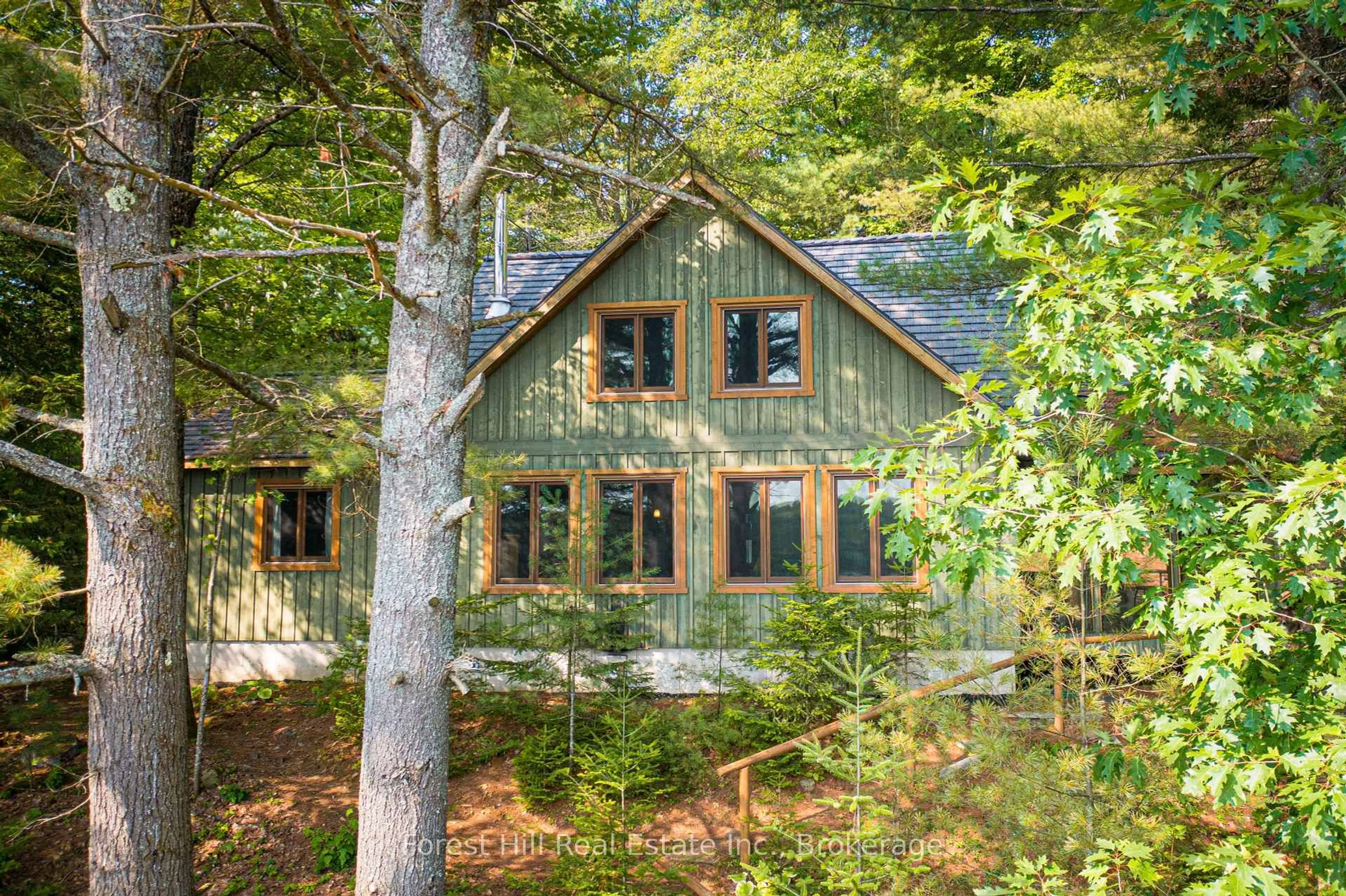 Home with vinyl exterior material, forest/trees view for 1224 Moot Lake Rd, Lake of Bays Ontario P0B 0A3
