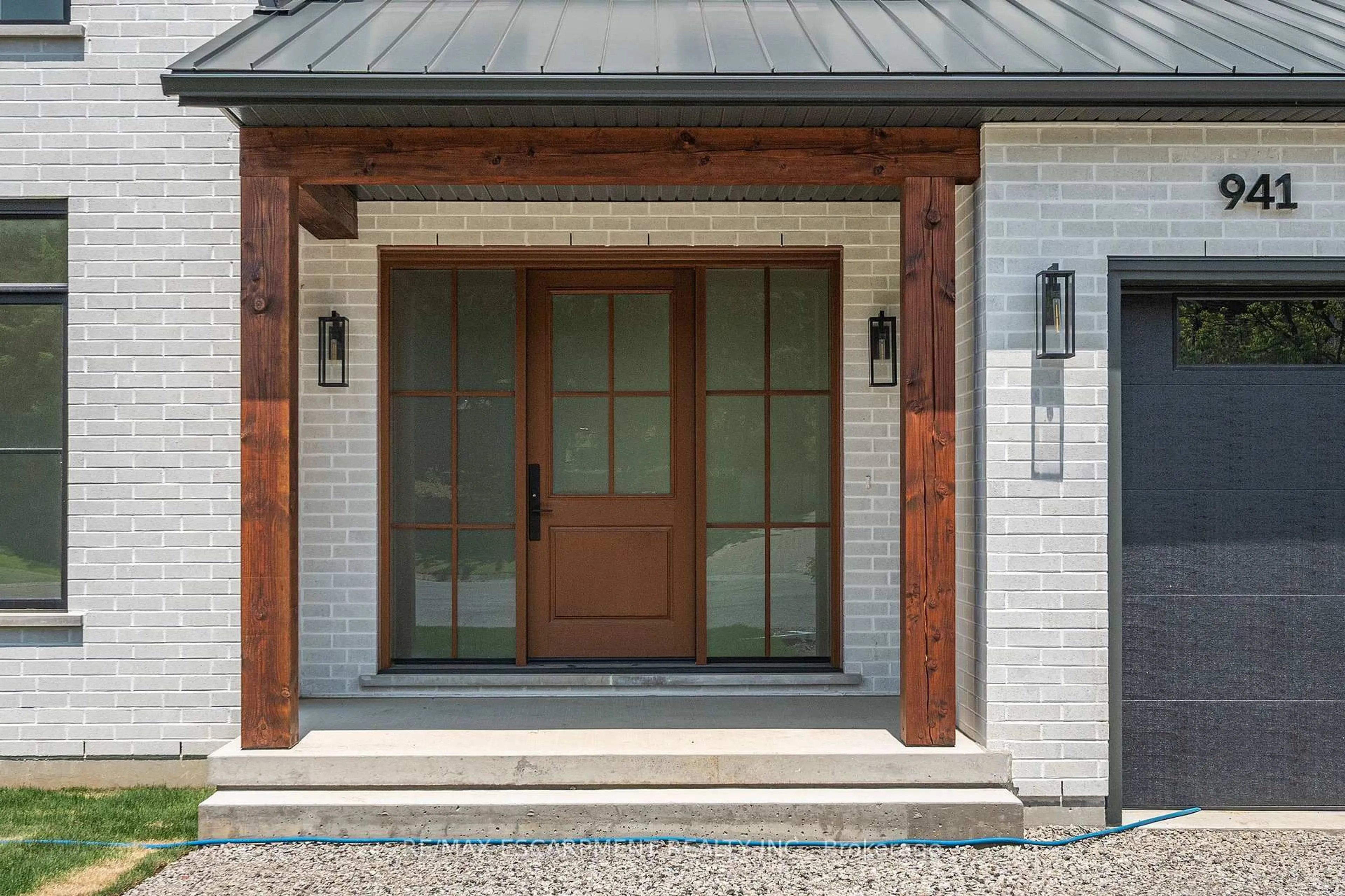 Indoor entryway for 941 OLD MOHAWK Rd, Hamilton Ontario L9G 3K9