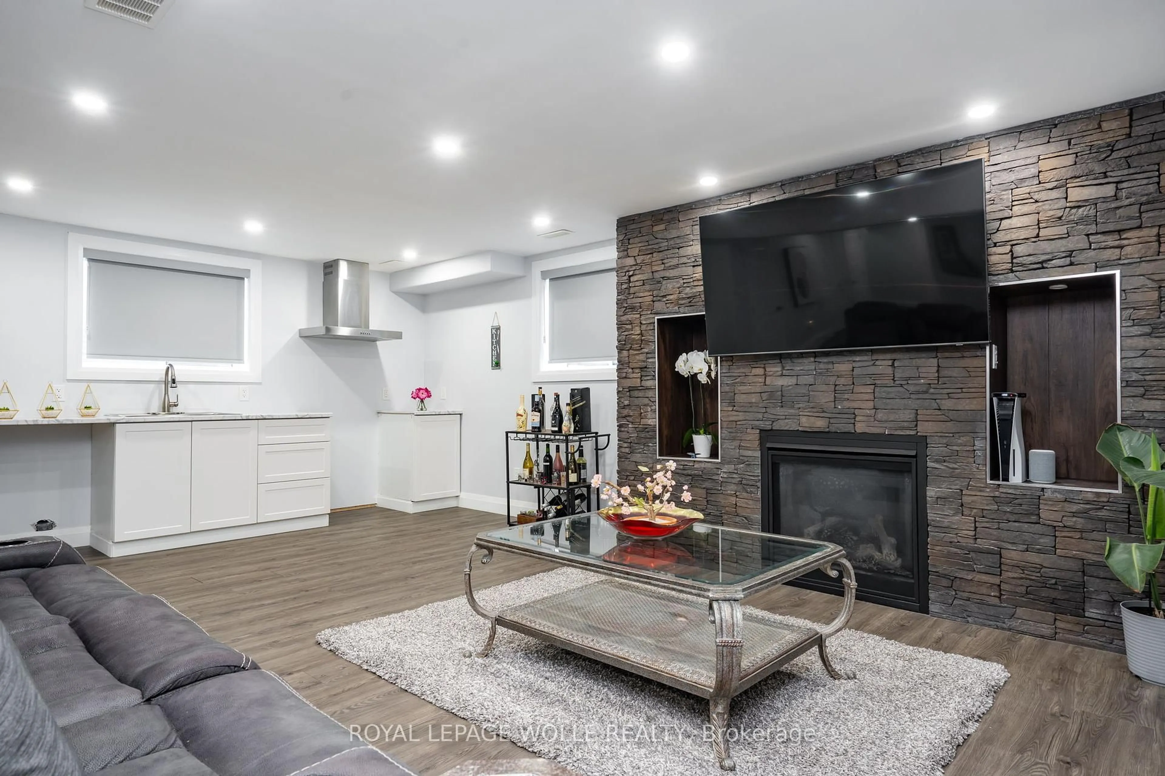 Living room with furniture, unknown for 920 River Ridge Crt, Kitchener Ontario N2A 0H2