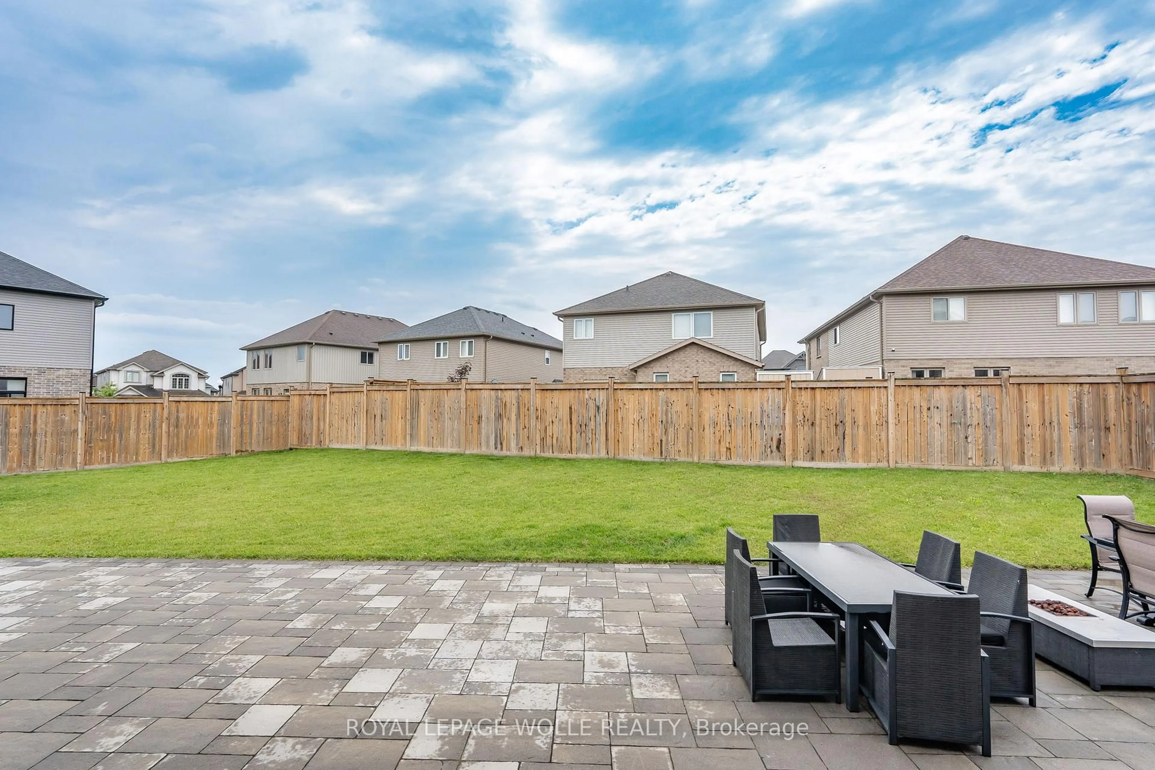 Patio, unknown for 920 River Ridge Crt, Kitchener Ontario N2A 0H2