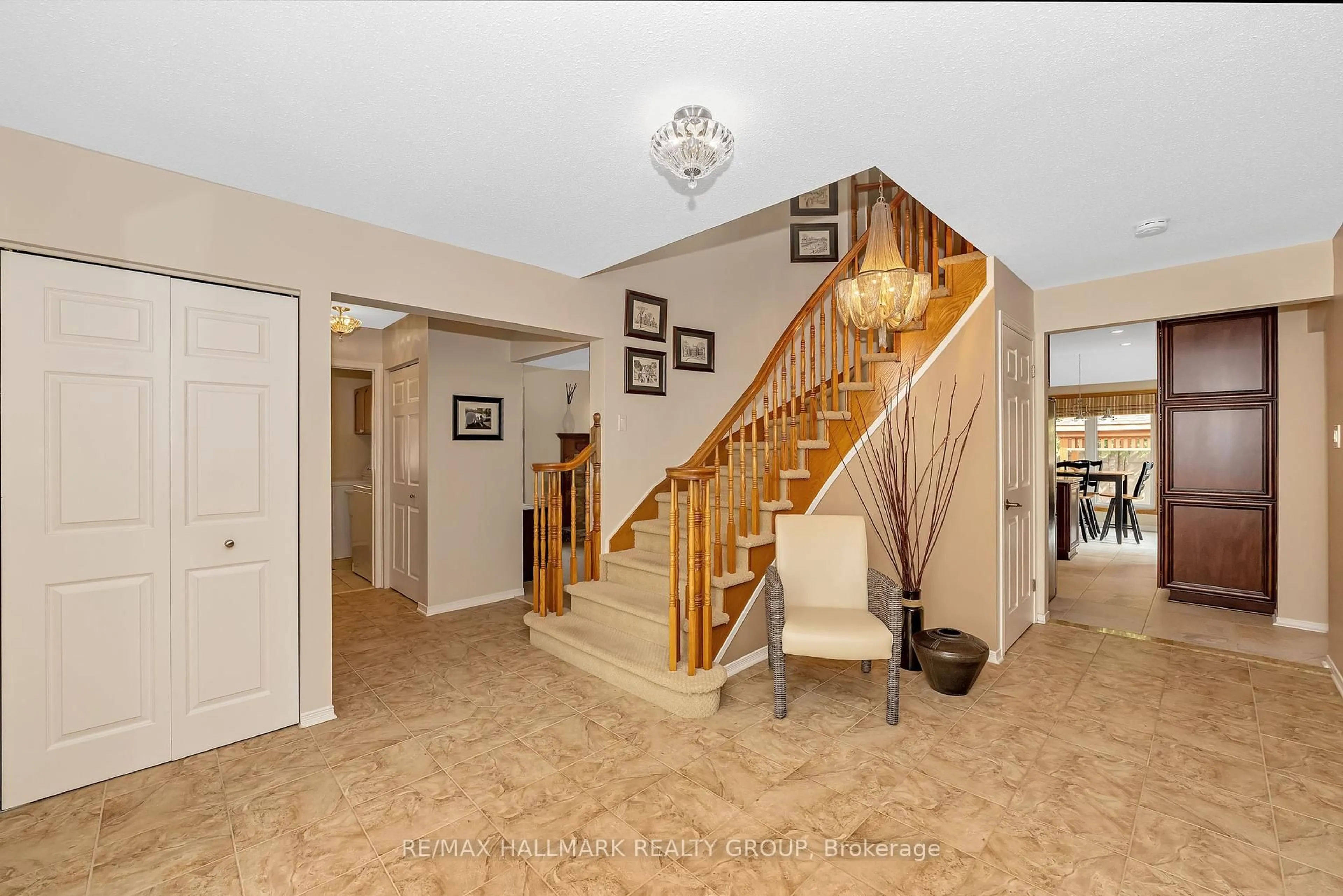 Indoor foyer for 41 Claudet Cres, Ottawa Ontario K1G 4R4
