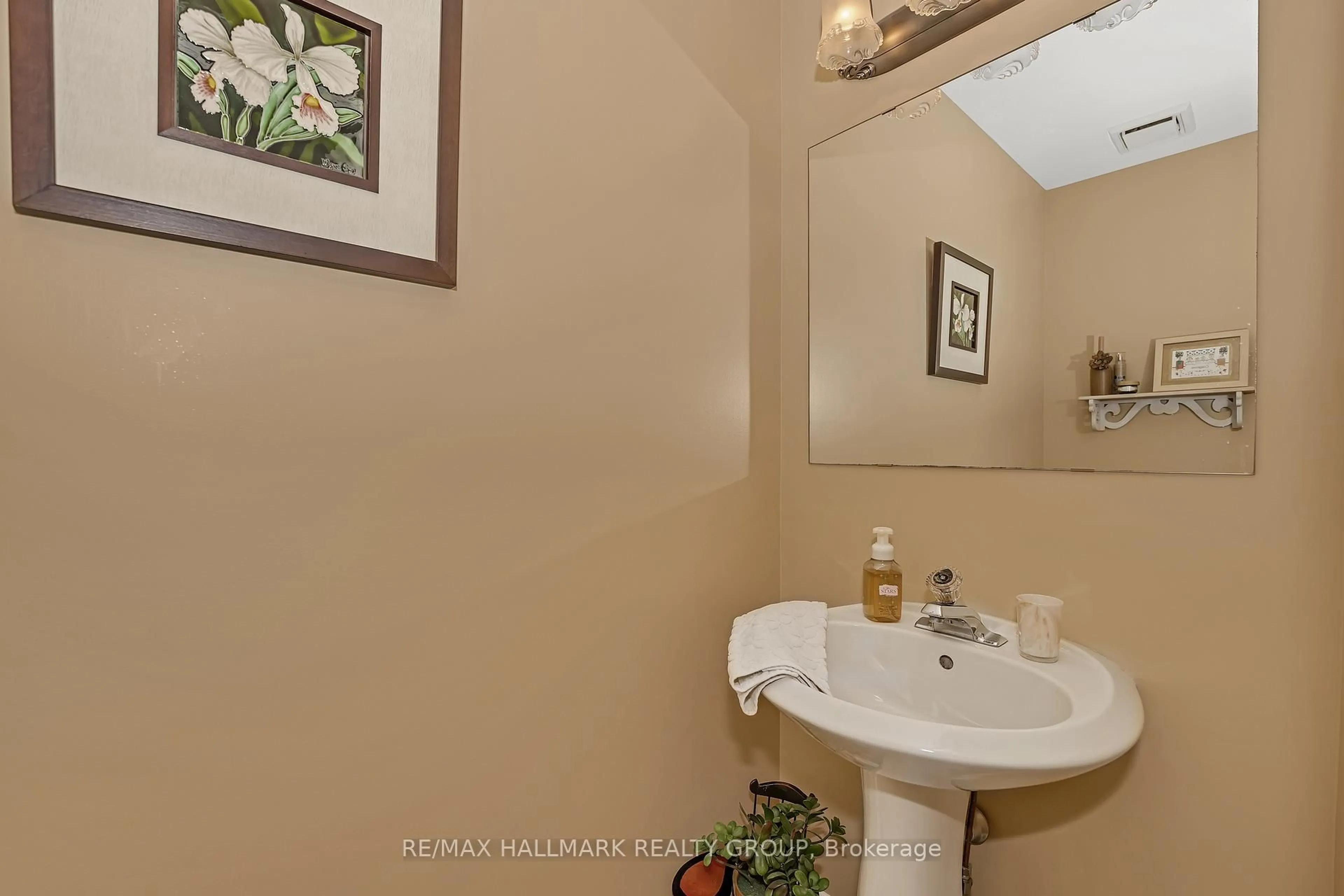 Standard bathroom, ceramic/tile floor for 41 Claudet Cres, Ottawa Ontario K1G 4R4
