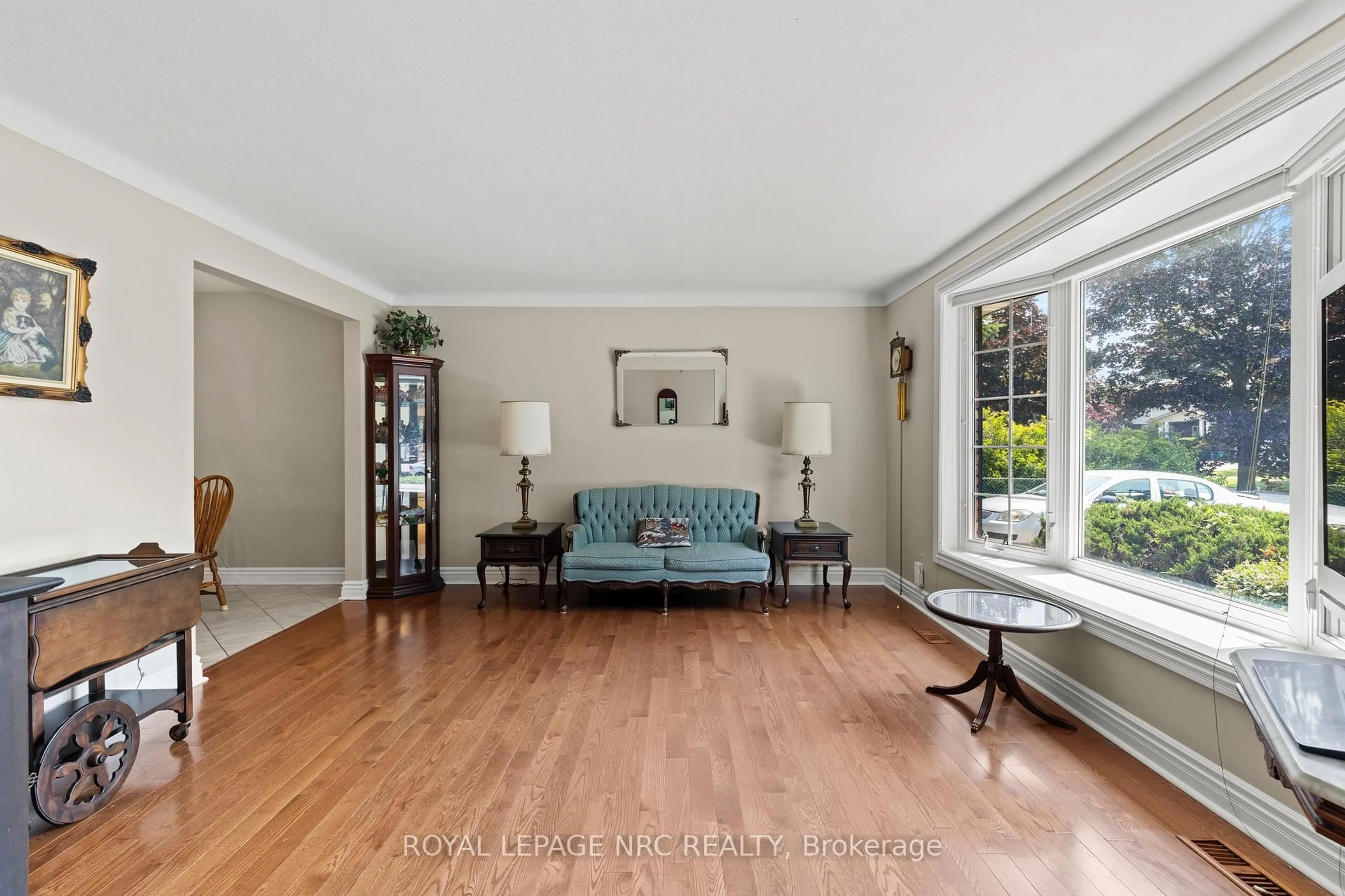 Living room with furniture, unknown for 10 Upper Canada Dr, Niagara-on-the-Lake Ontario L0S 1J0