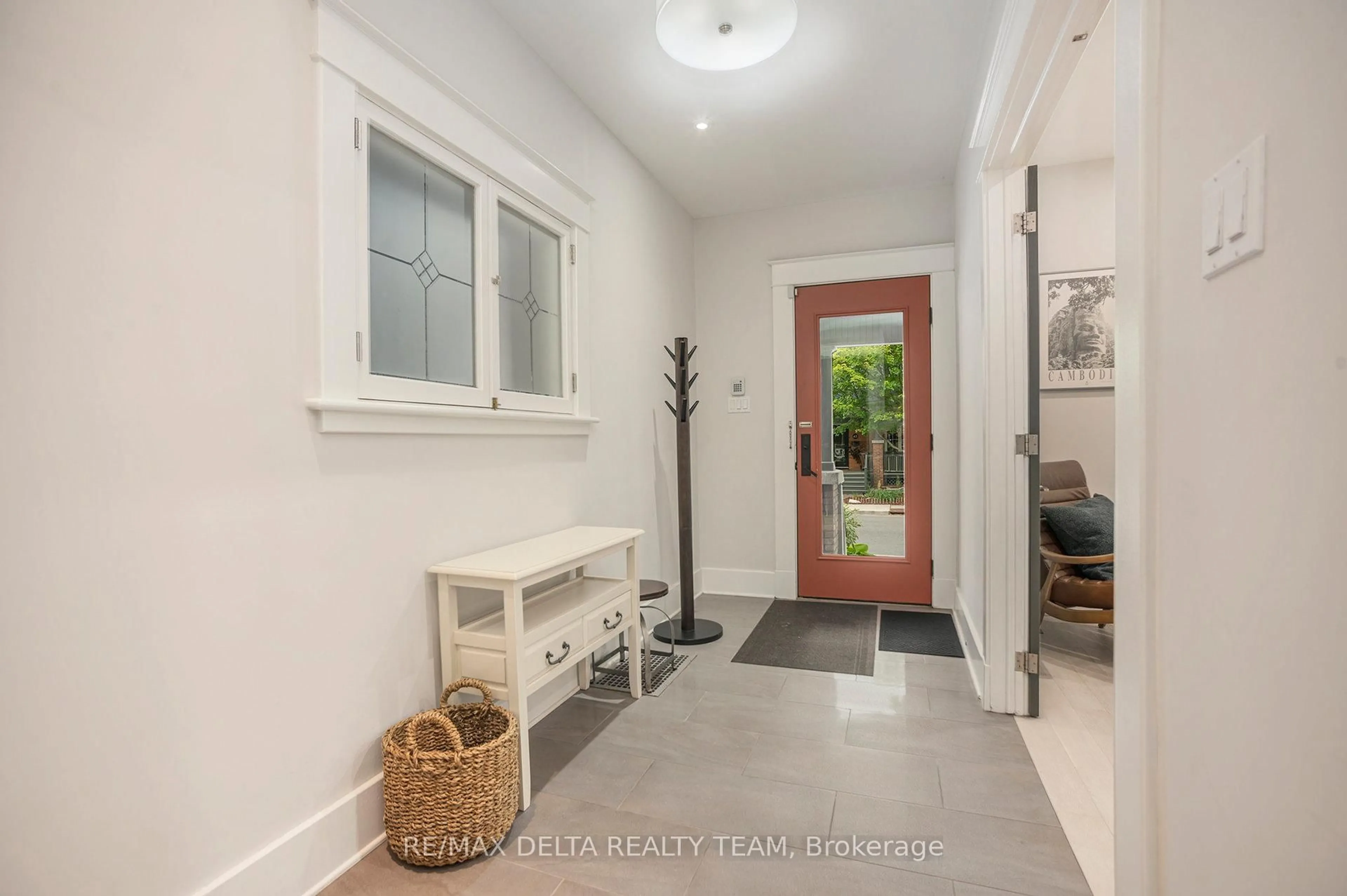 Indoor entryway for 44 Renfrew Ave, Ottawa Ontario K1S 1Z5