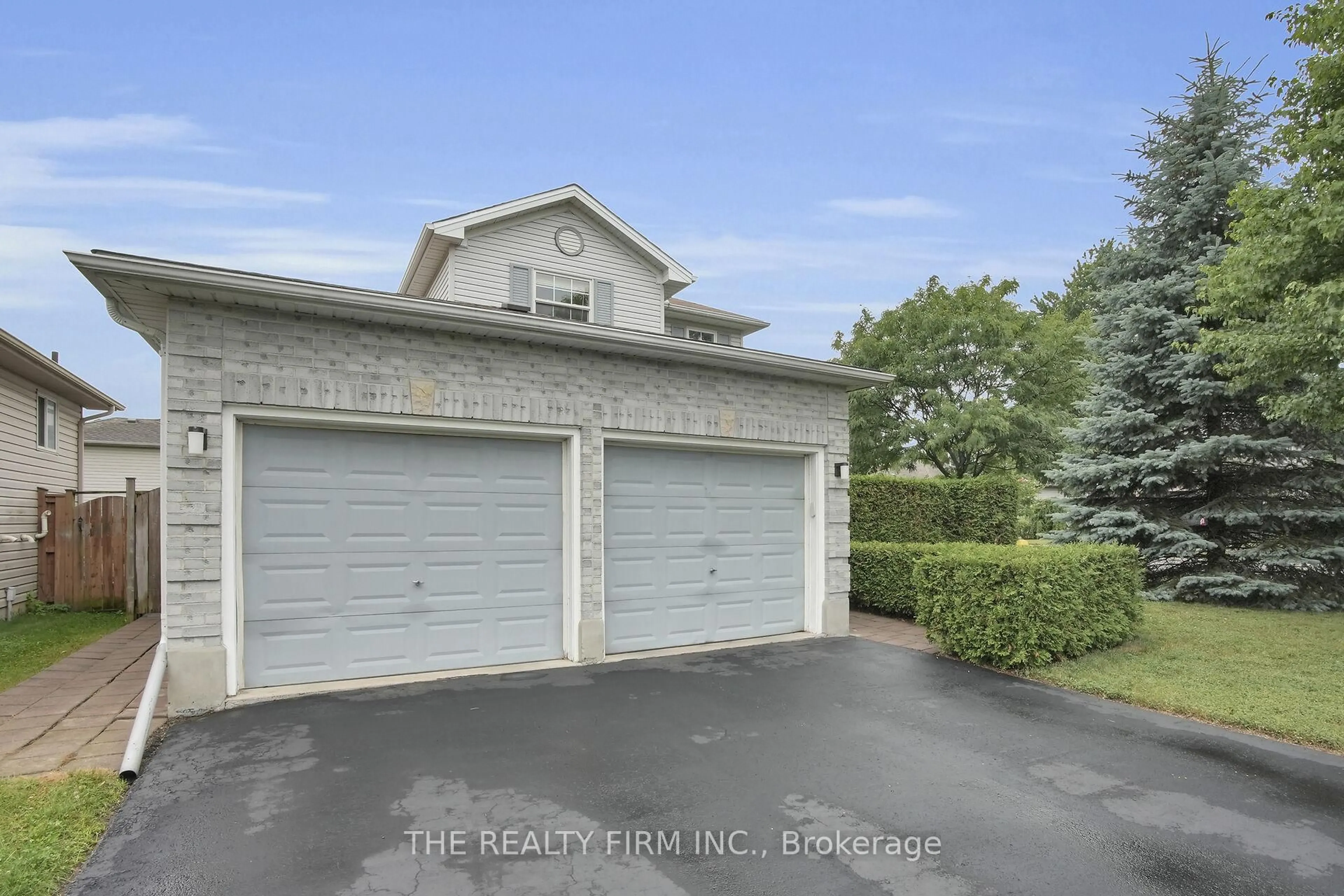 A pic from outside/outdoor area/front of a property/back of a property/a pic from drone, street for 527 Talltree Cres, London East Ontario N5V 5E5