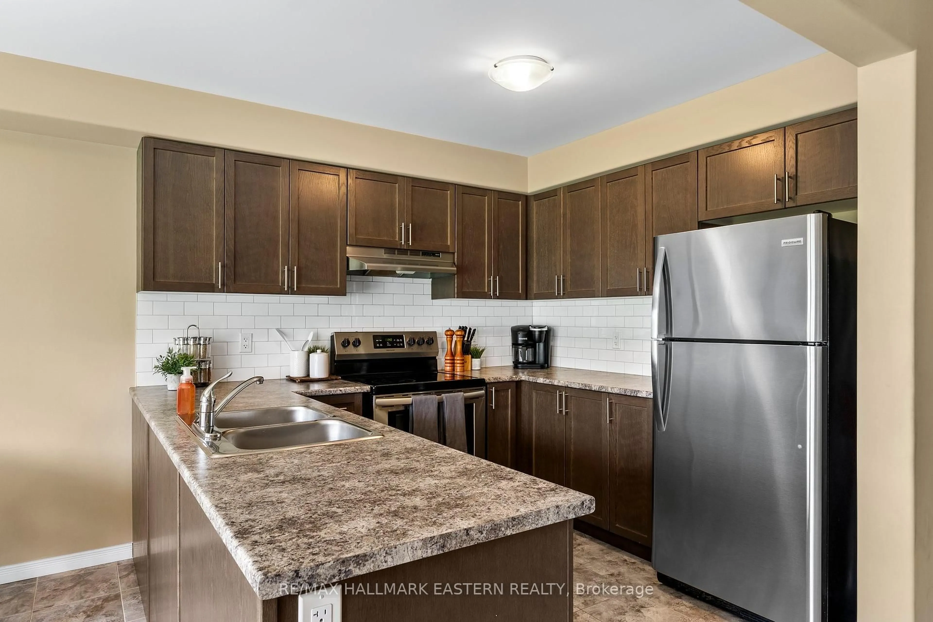 Standard kitchen, unknown for 1649 Hetherington Dr, Peterborough North Ontario K9L 0G6