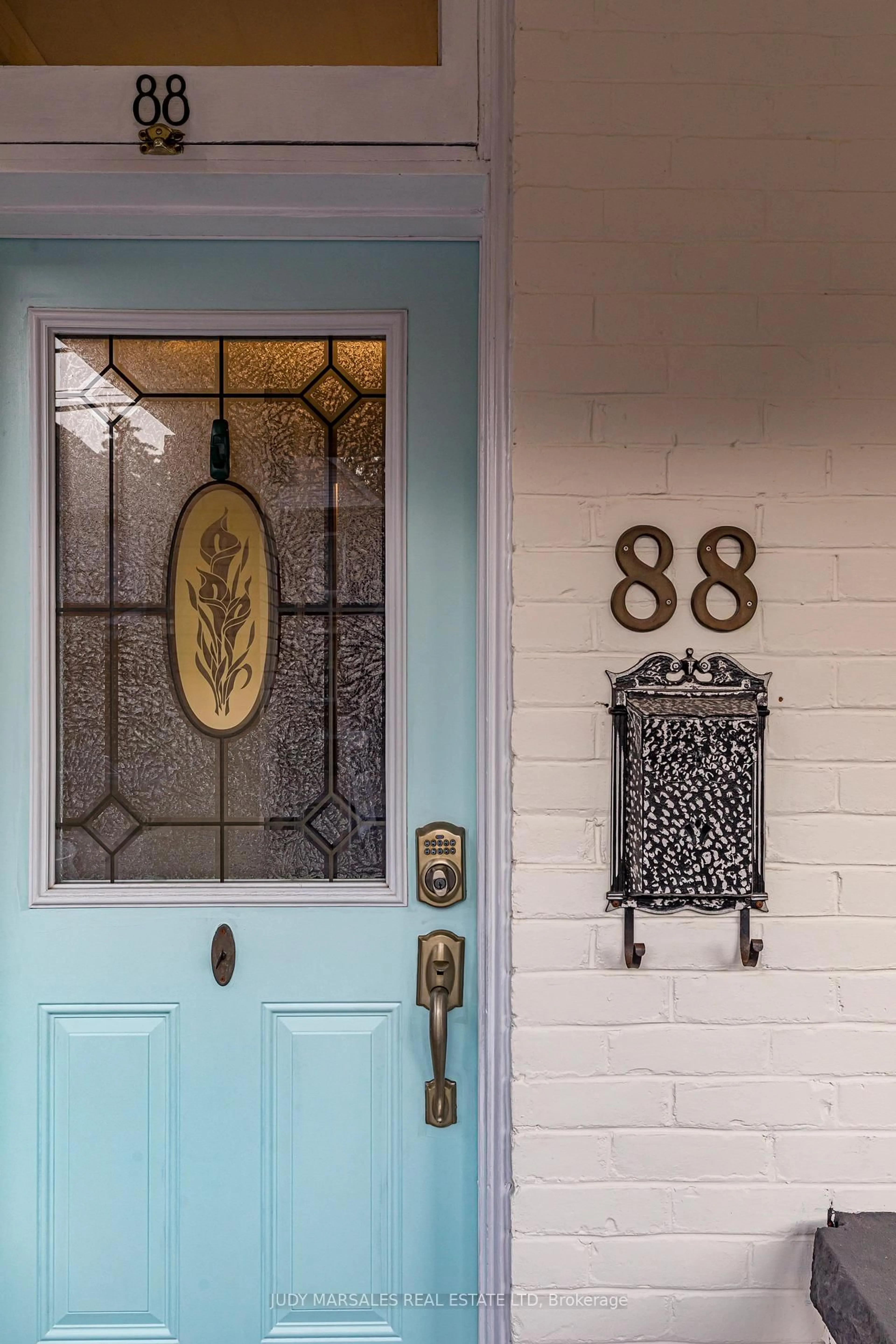 Indoor entryway for 88 Oxford St, Hamilton Ontario L8R 2X1