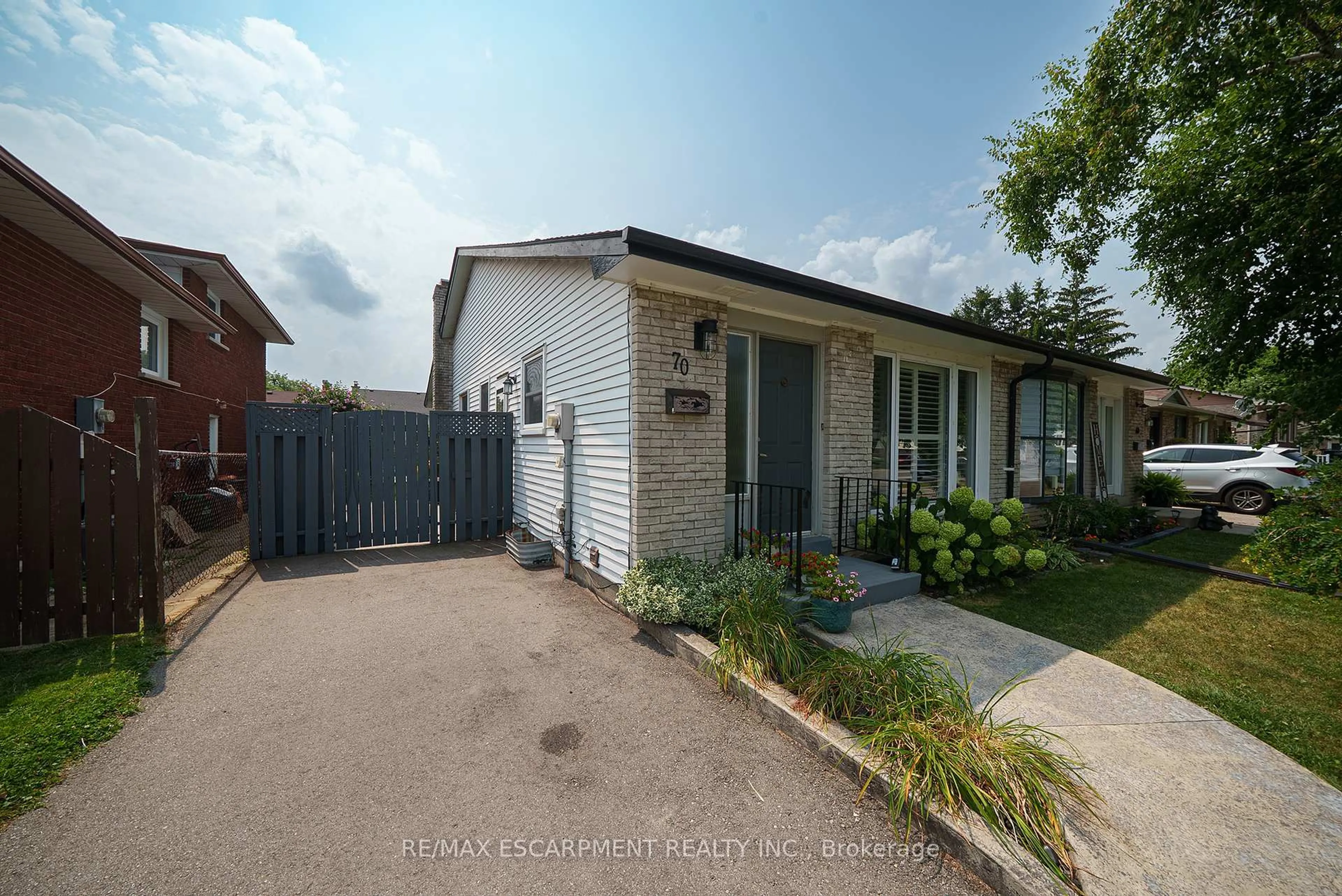 A pic from outside/outdoor area/front of a property/back of a property/a pic from drone, street for 70 Four Seasons Dr, Brantford Ontario N3R 7B3