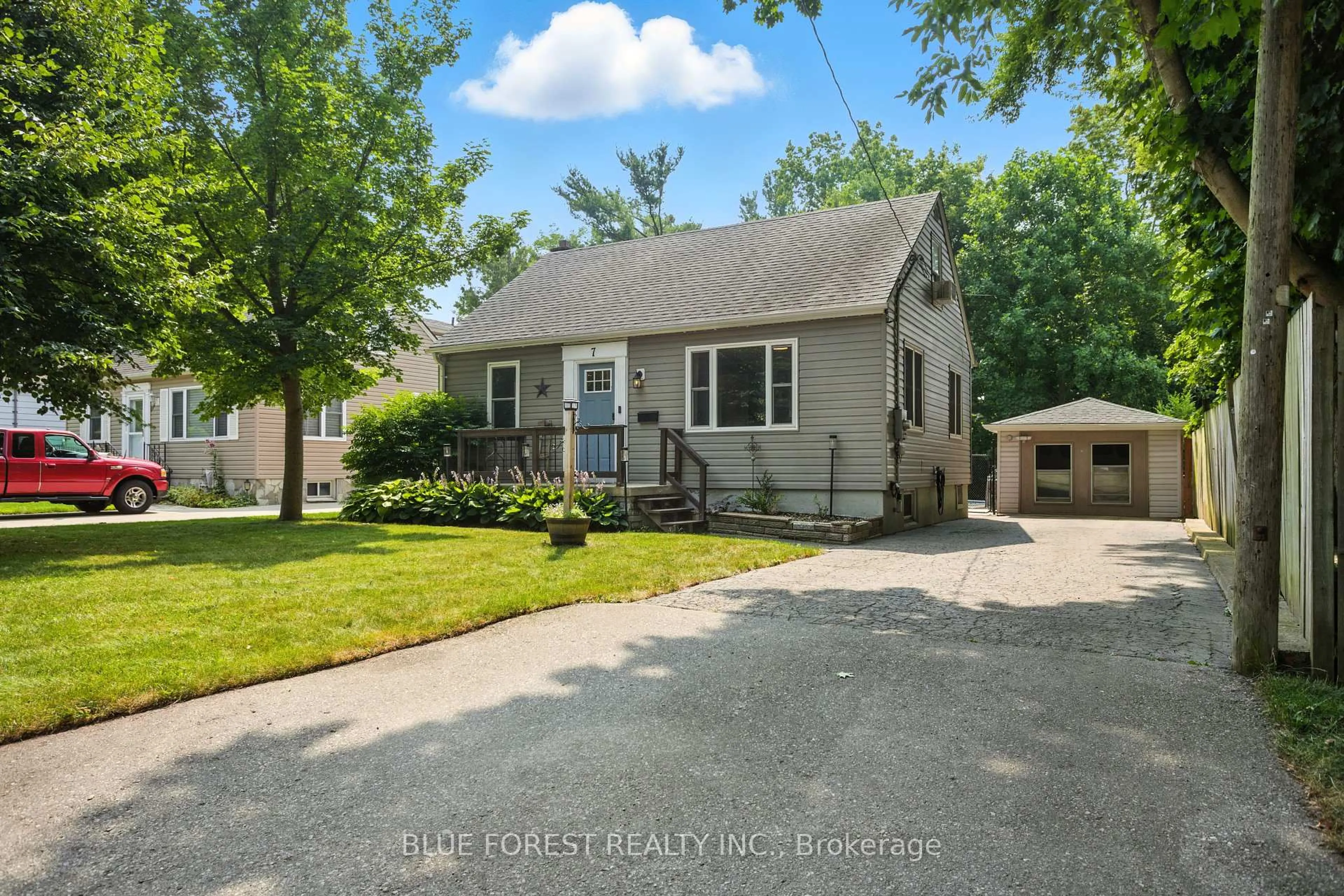 A pic from outside/outdoor area/front of a property/back of a property/a pic from drone, street for 7 Magee St, London East Ontario N5W 1C5
