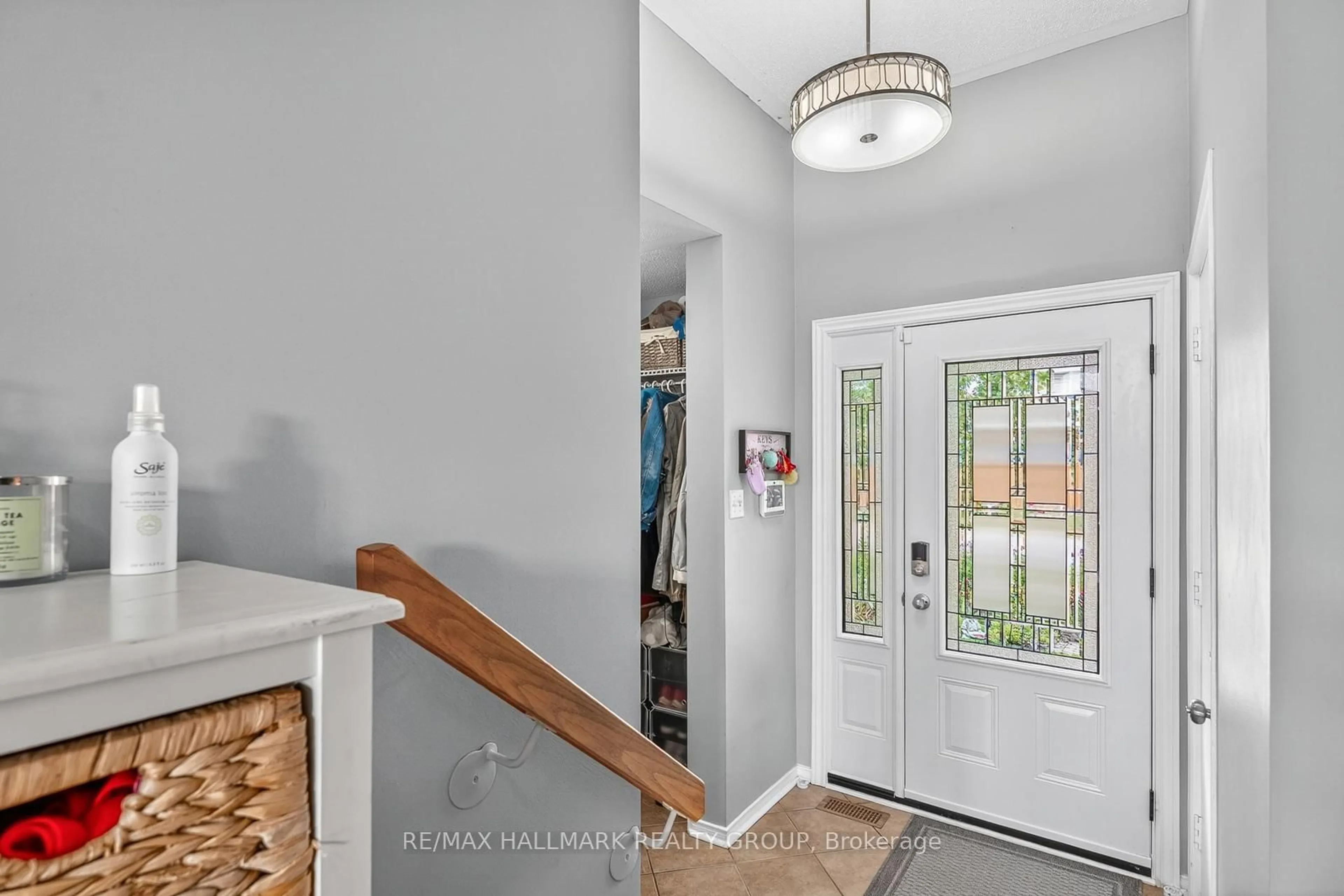 Indoor entryway for 6212 Arbourwood Dr, Orleans Ontario K1C 7L6