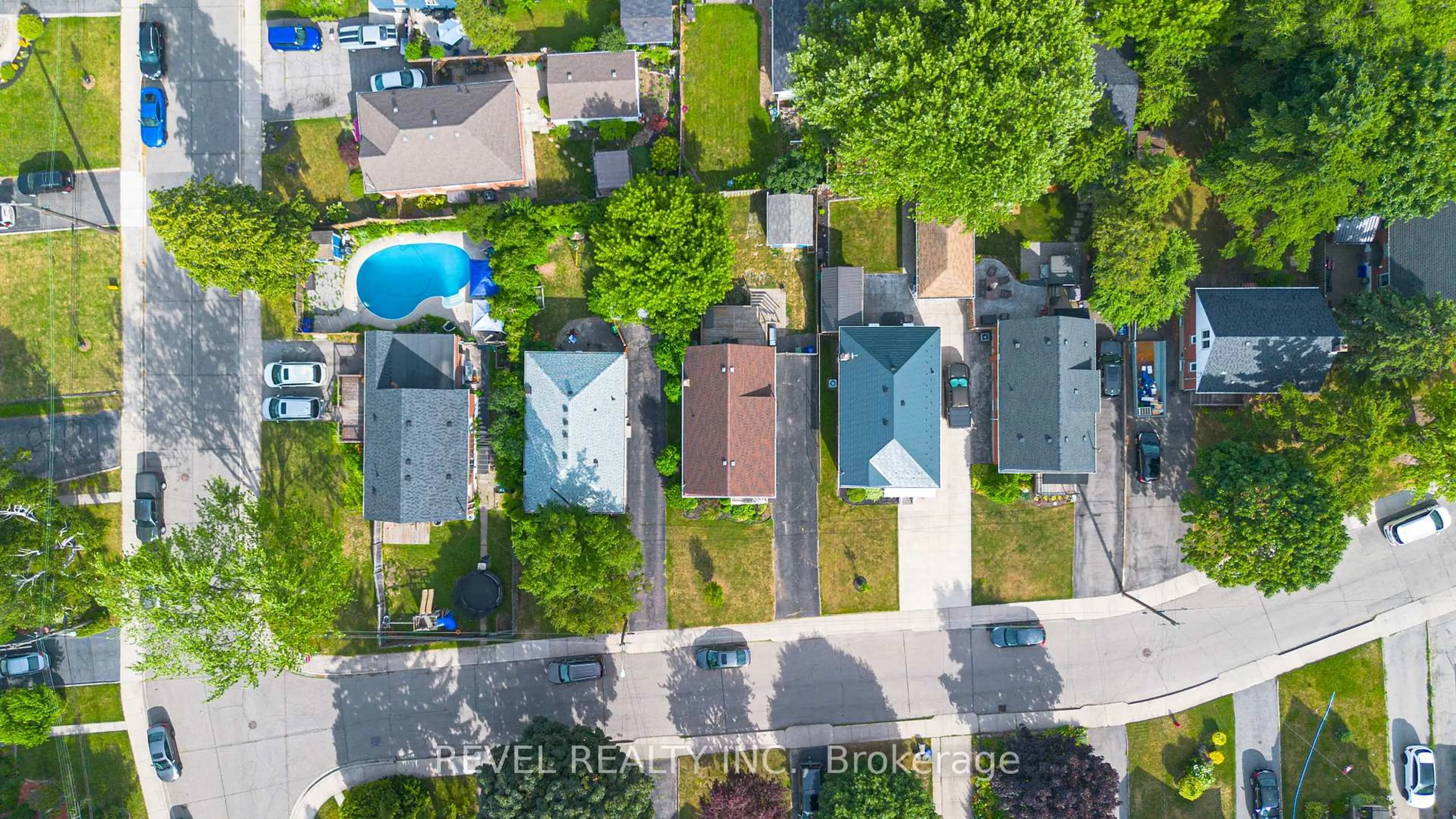 A pic from outside/outdoor area/front of a property/back of a property/a pic from drone, street for 9 East 41st St, Hamilton Ontario L8T 2Z3